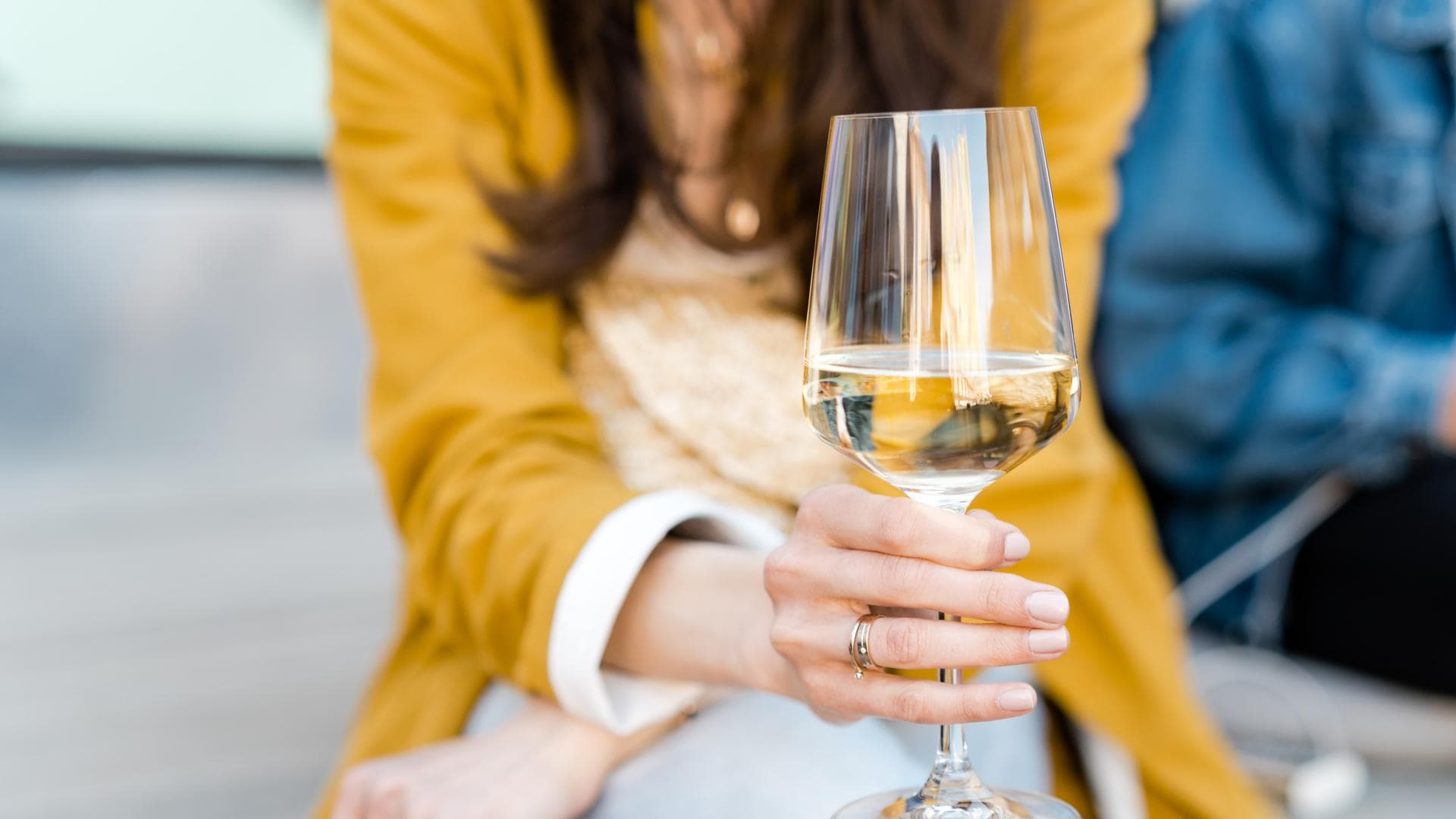 Frau trinkt Wein