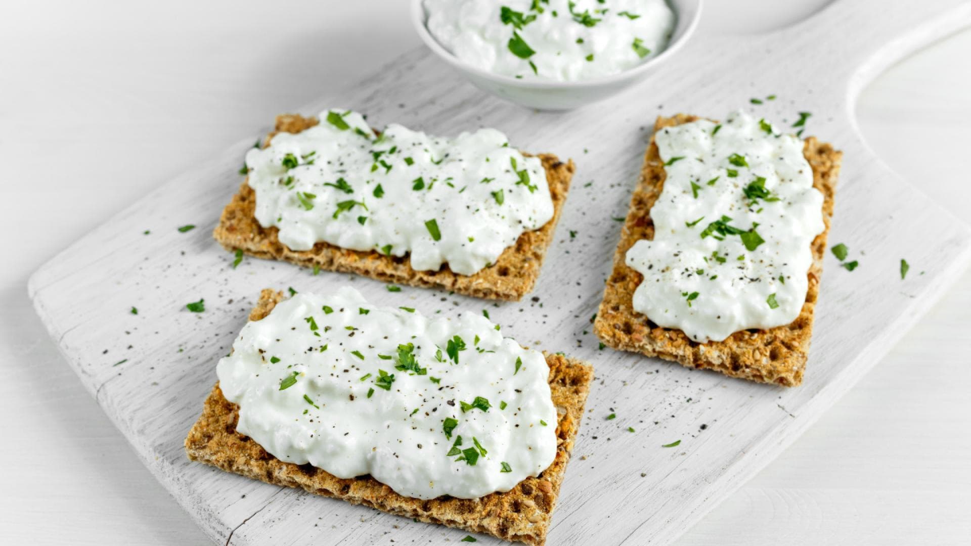 Brot mit Hüttenkäse
