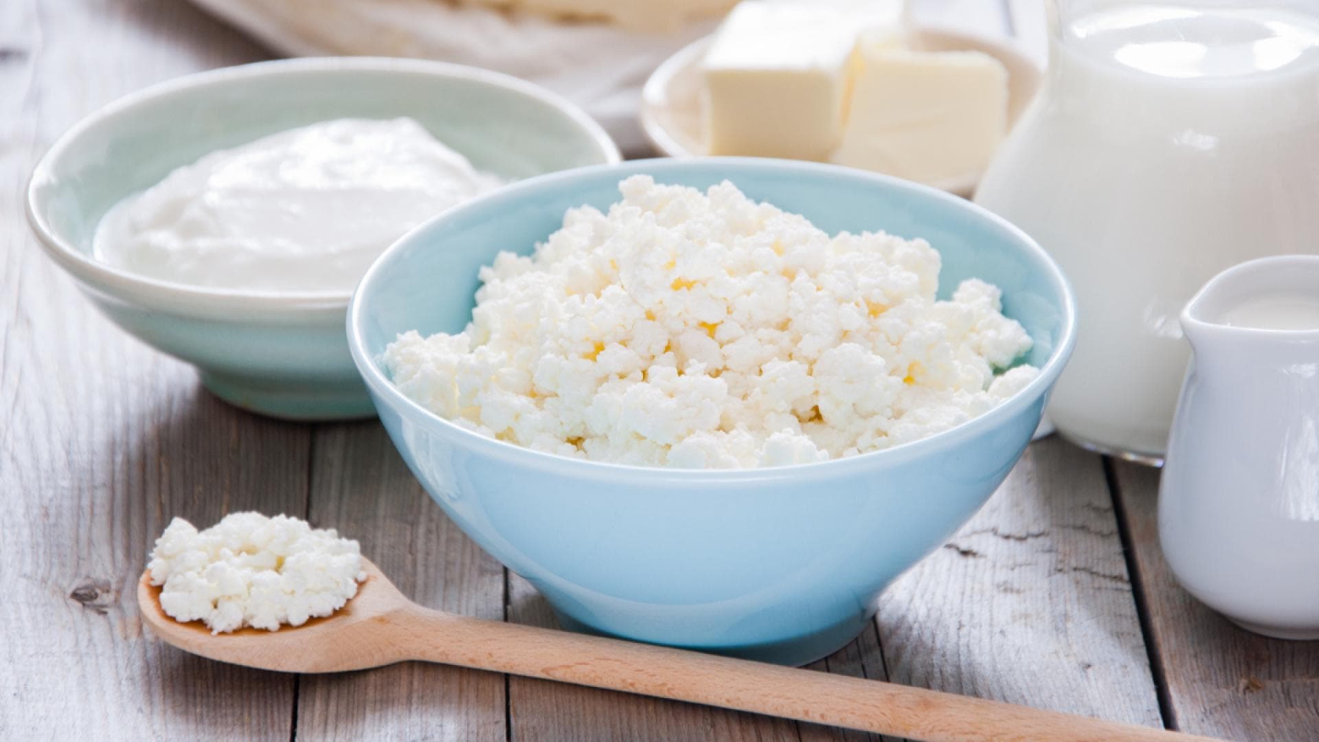Hüttenkäse hat wenig Kalorien, viele Proteine und Kalzium. Frischkäse oder Hüttenkäse