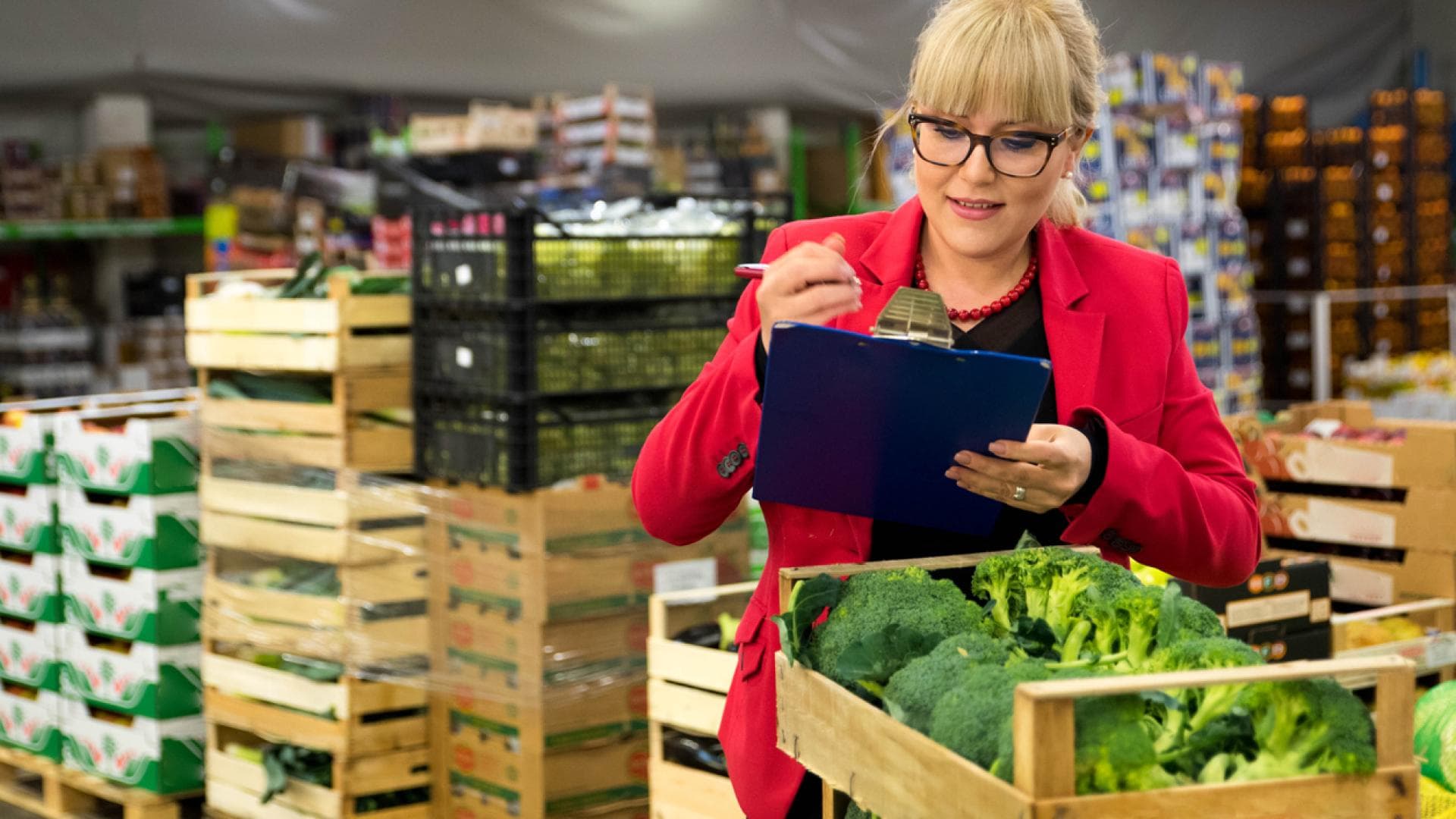 Kontrolleurin prüft Lebensmittel im Markt
