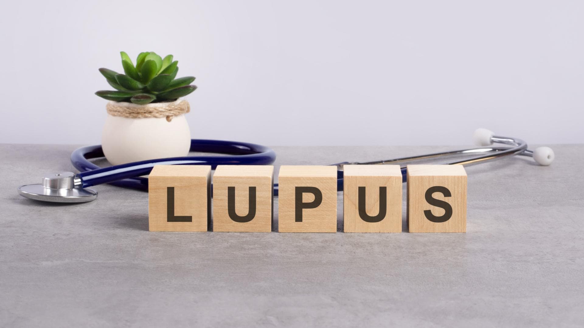 Buchstabenklötzchen auf Tisch mit Stetoskop