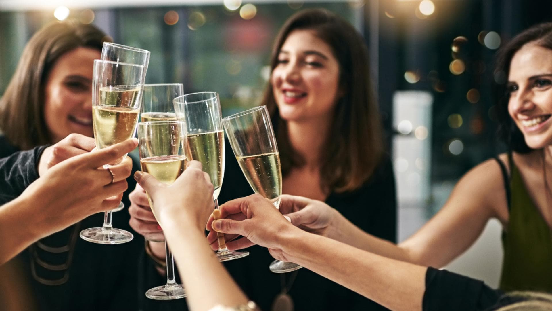 Mit Sekt anstoßen