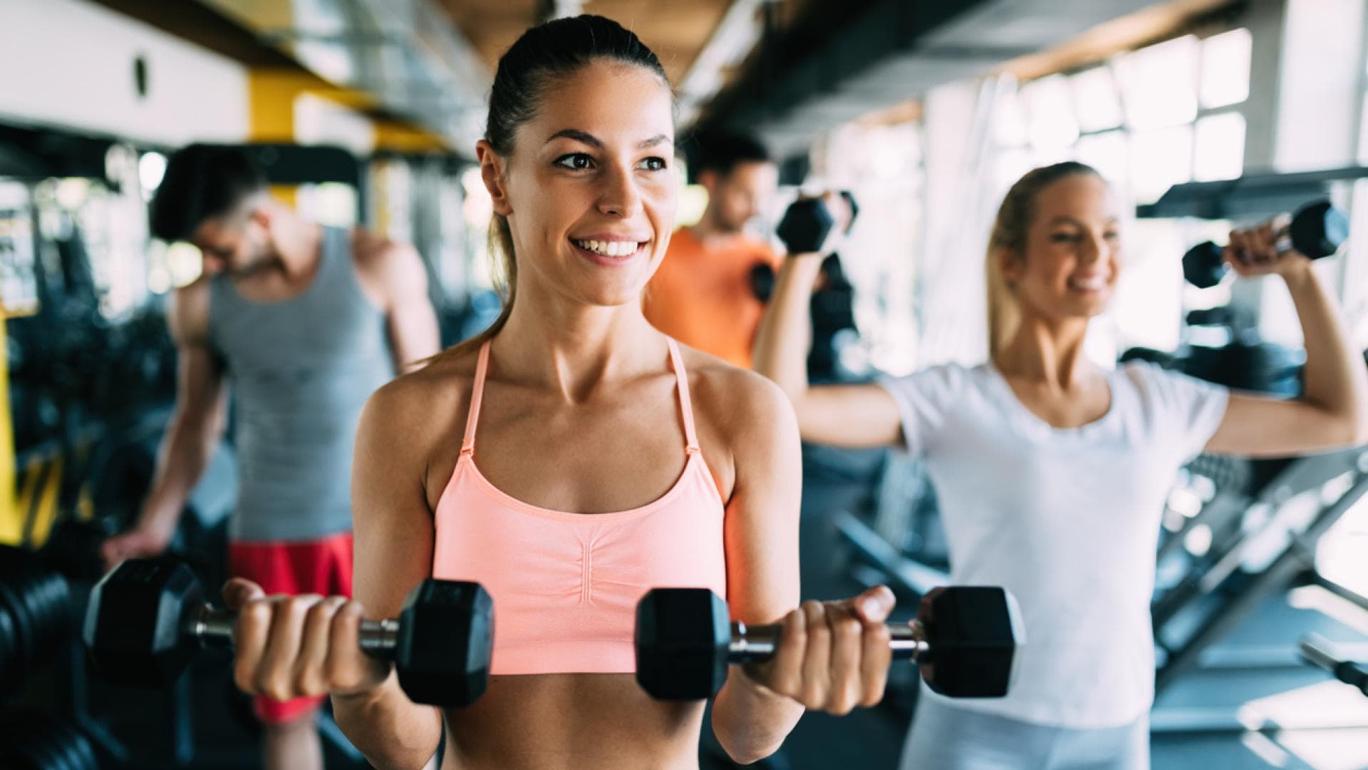 Trainingsgruppe trainiert mit Hanteln