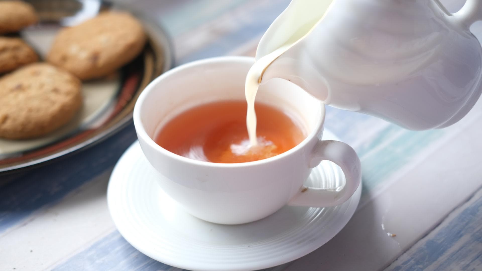 Schwarzer Tee mit Milch
