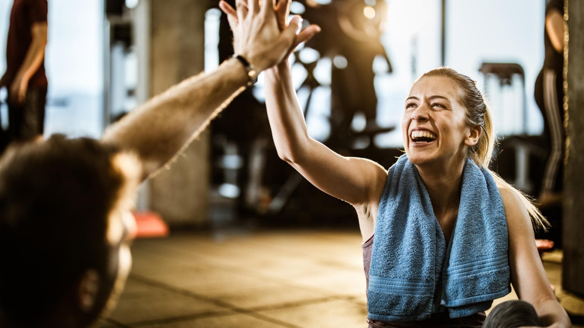Fröhliche Sporttreibende klatschen ab