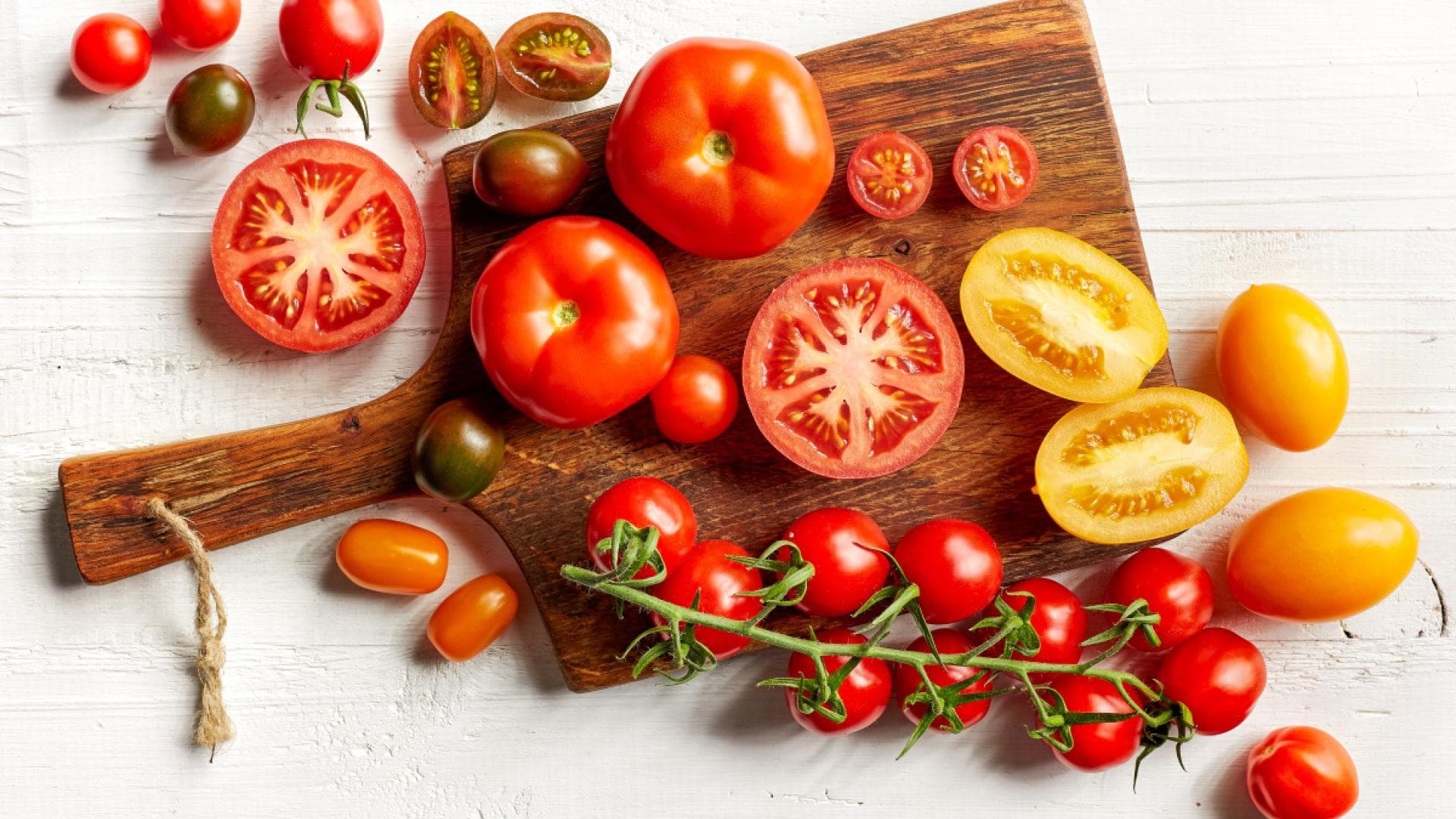 Tomaten auf einem Holzbrett