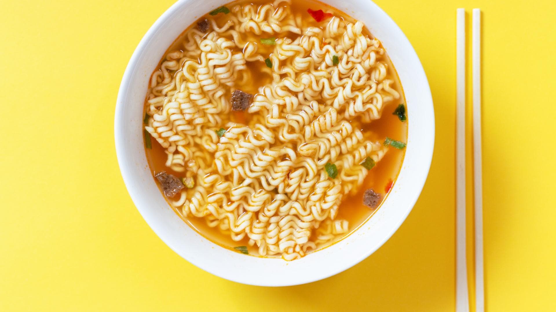 Instant-Noodles auf gelbem Untergrund