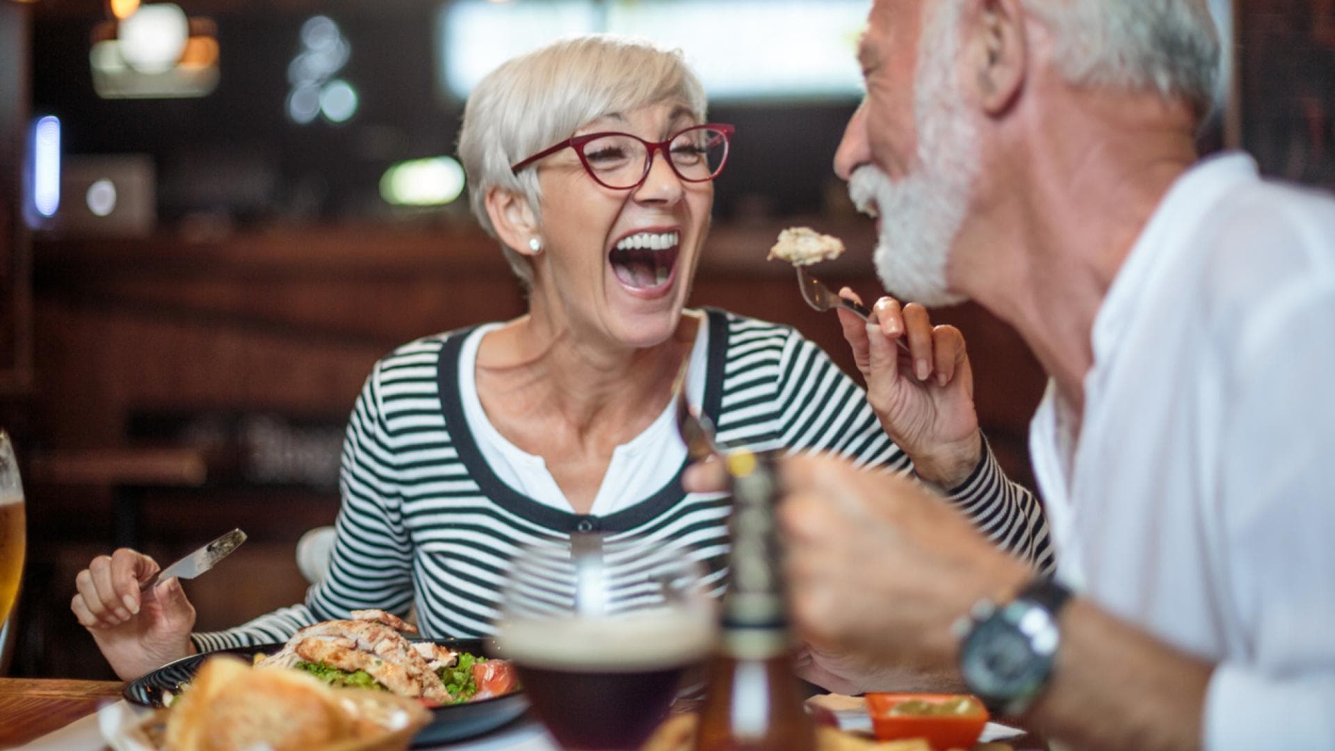 glückliche Senioren essen gemeinsam