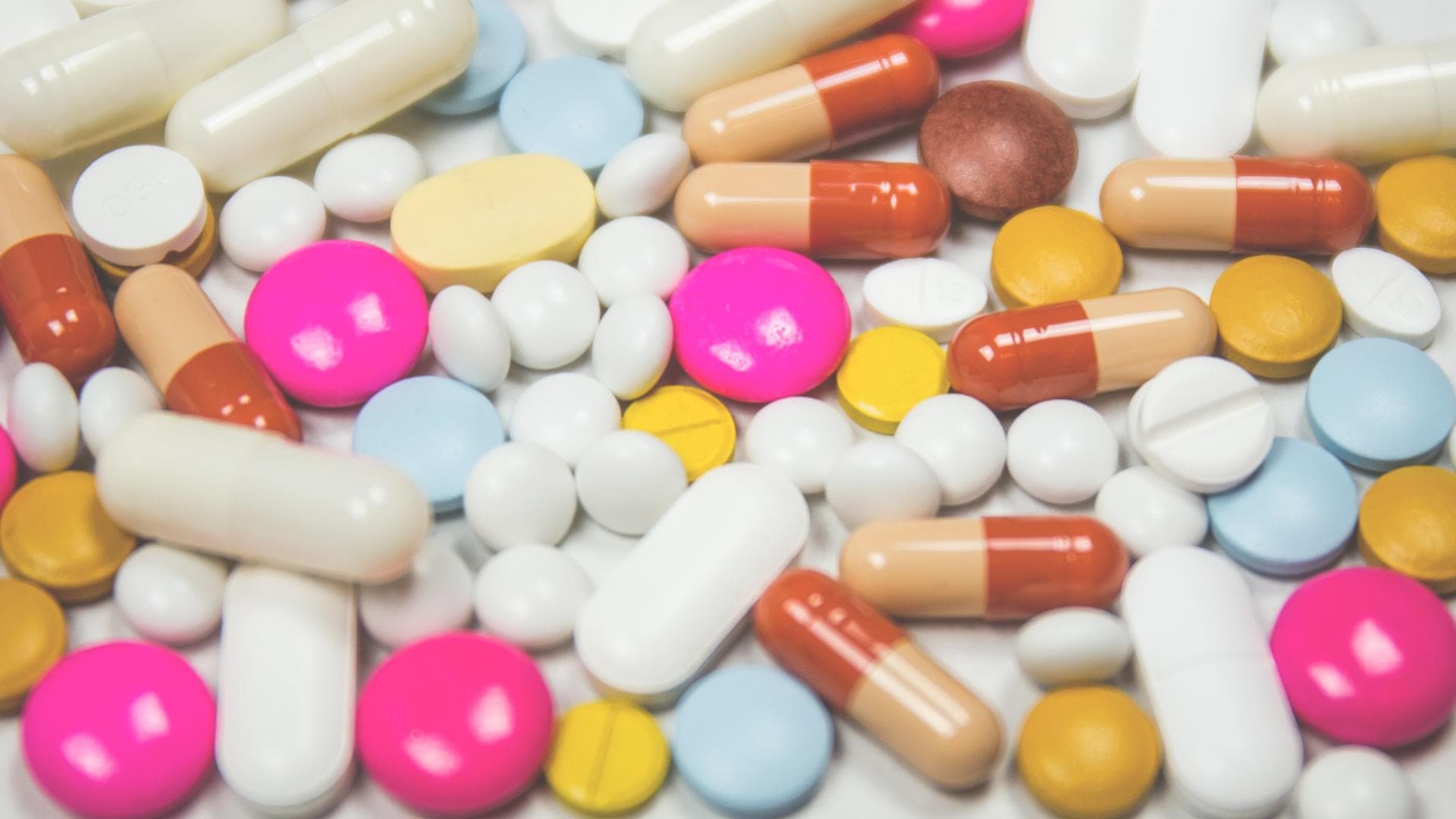 Der Nocebo-Effekt kann erhebliche Auswirkungen auf das Wohlbefinden und den Therapieerfolg haben. Bunte Medikamente