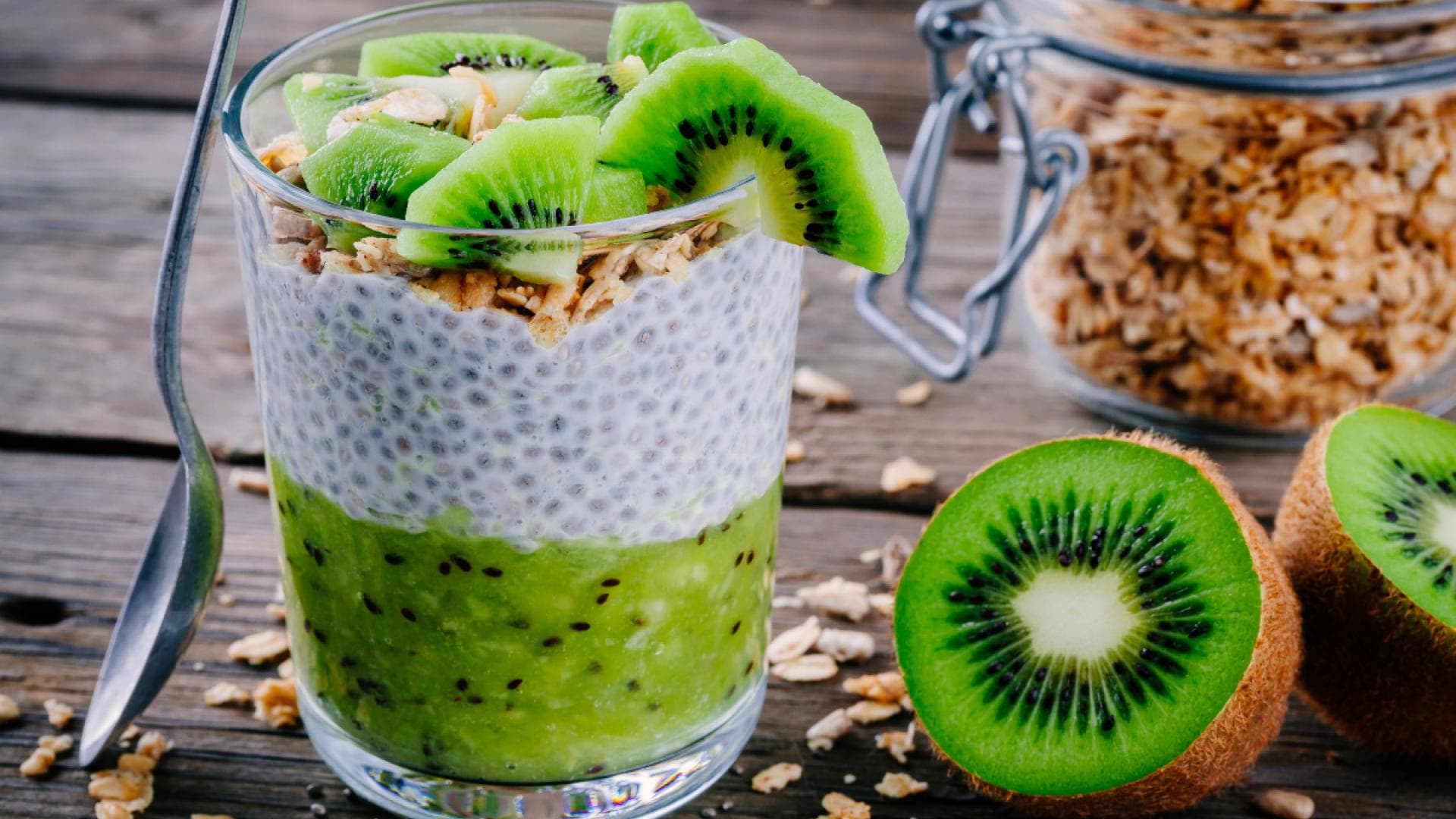 Kiwi-Smoothie mit Chiasamen und Nüssen in kleinem Gläschen