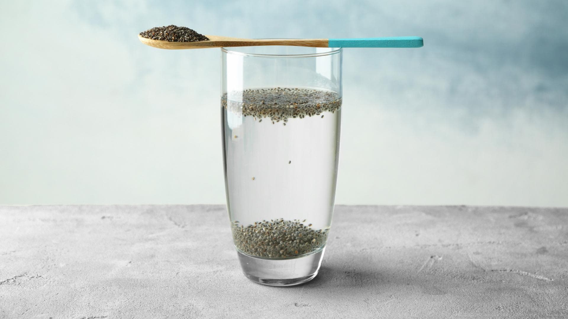 Glas Wasser mit Chiasamen 