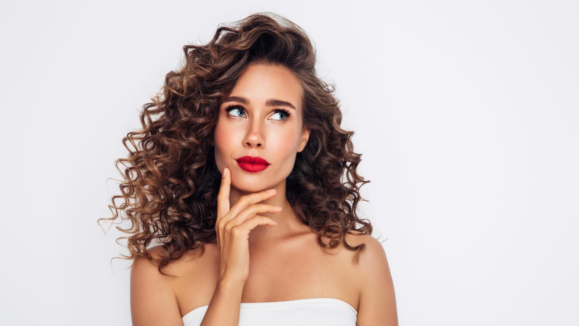 Frau trägt roten Lippenstift