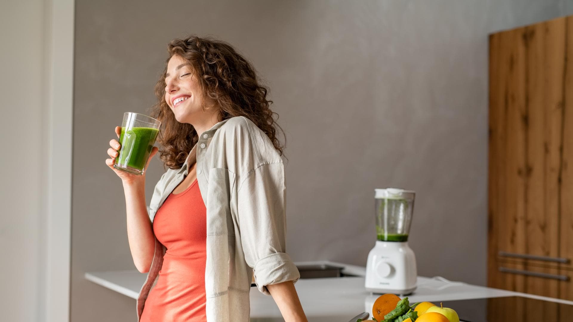 Frau trinkt Smoothie