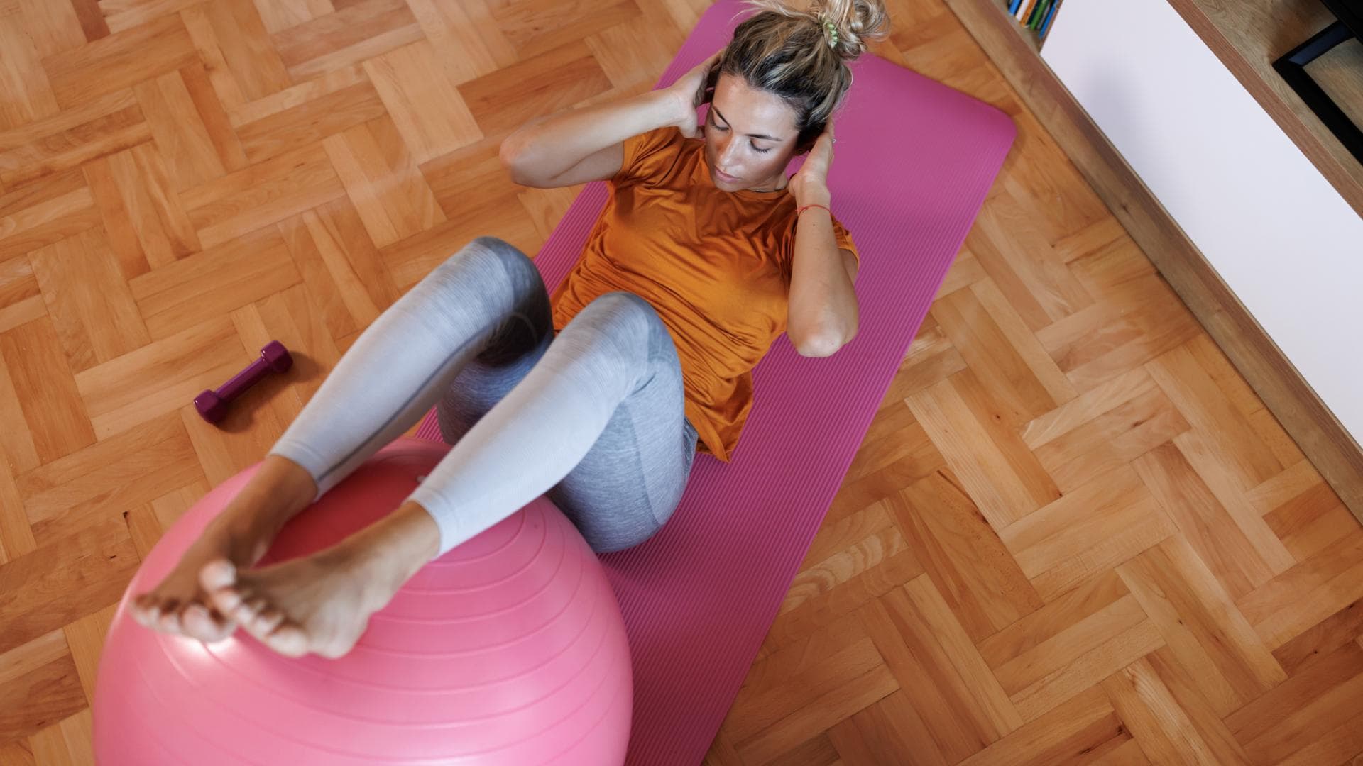 Frau macht Sit ups mit Ball