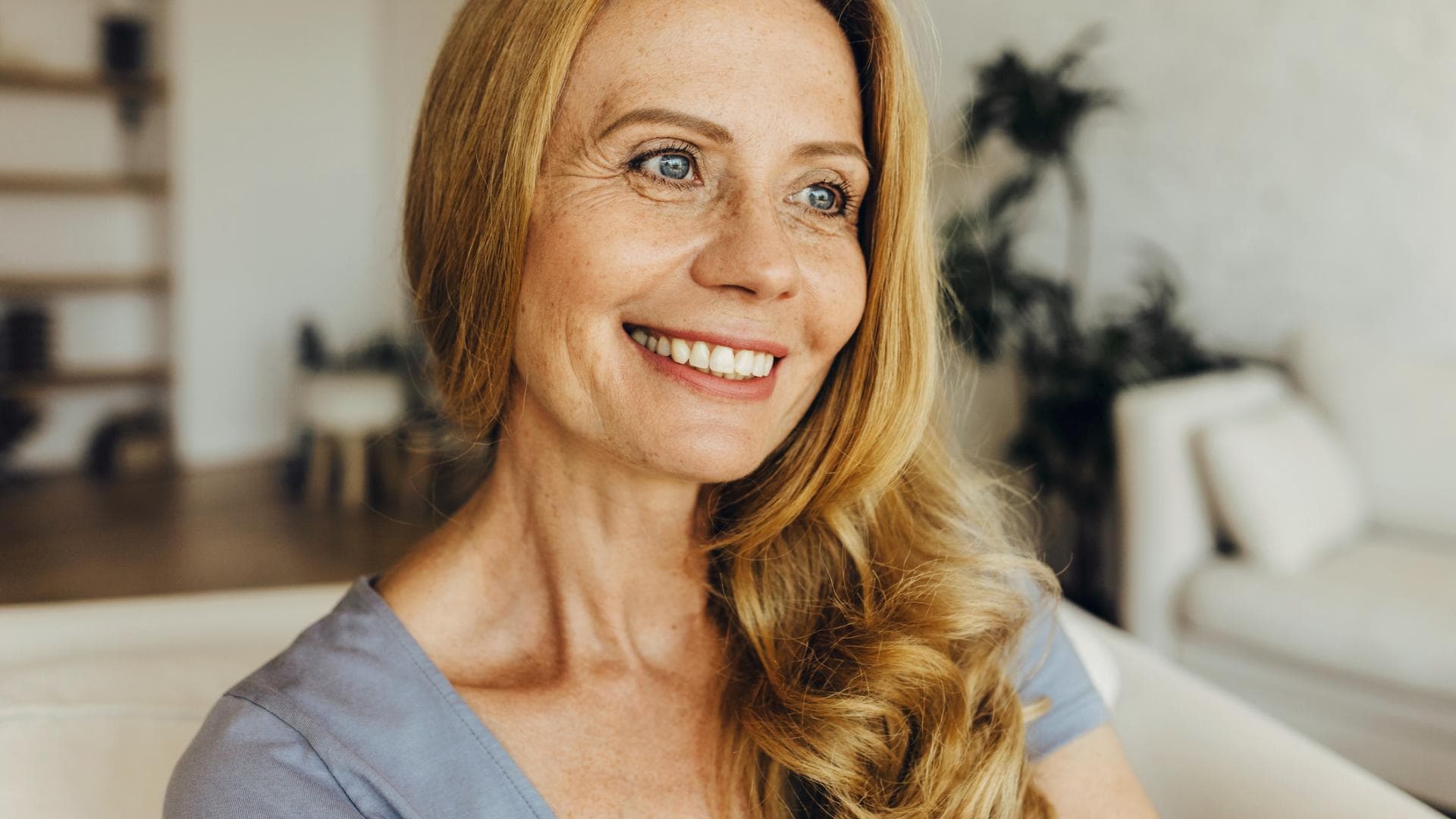 Frau mit gefärbten Haaren