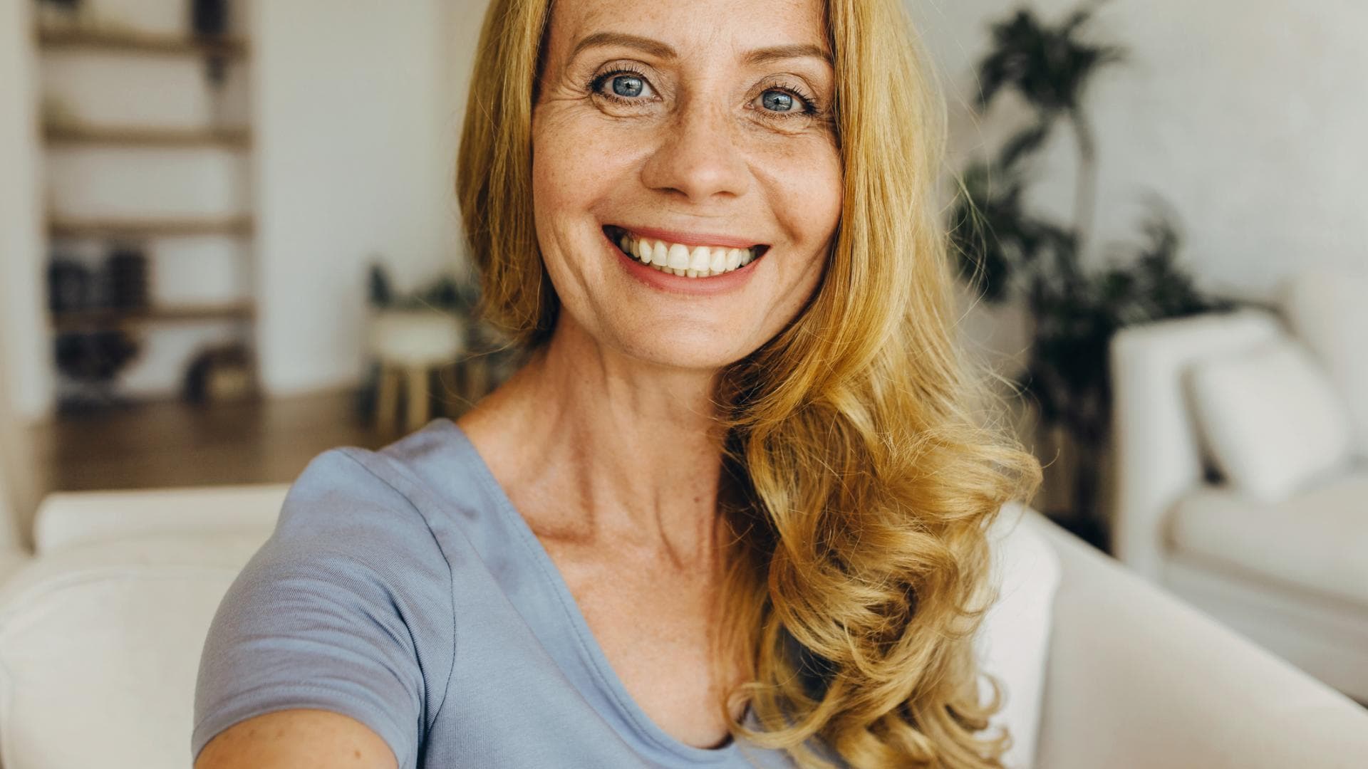 Frau mit gefärbten Haaren