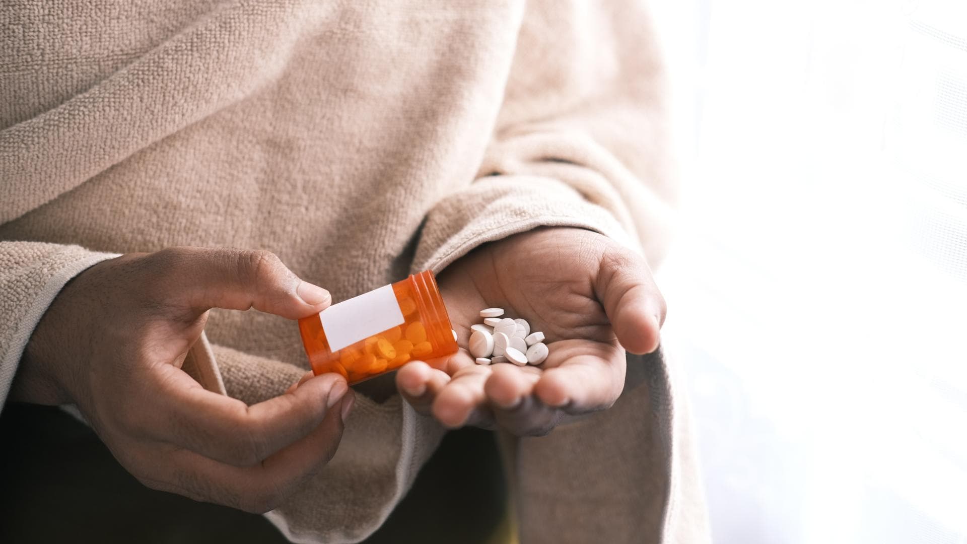 Frau nimmt Tabletten