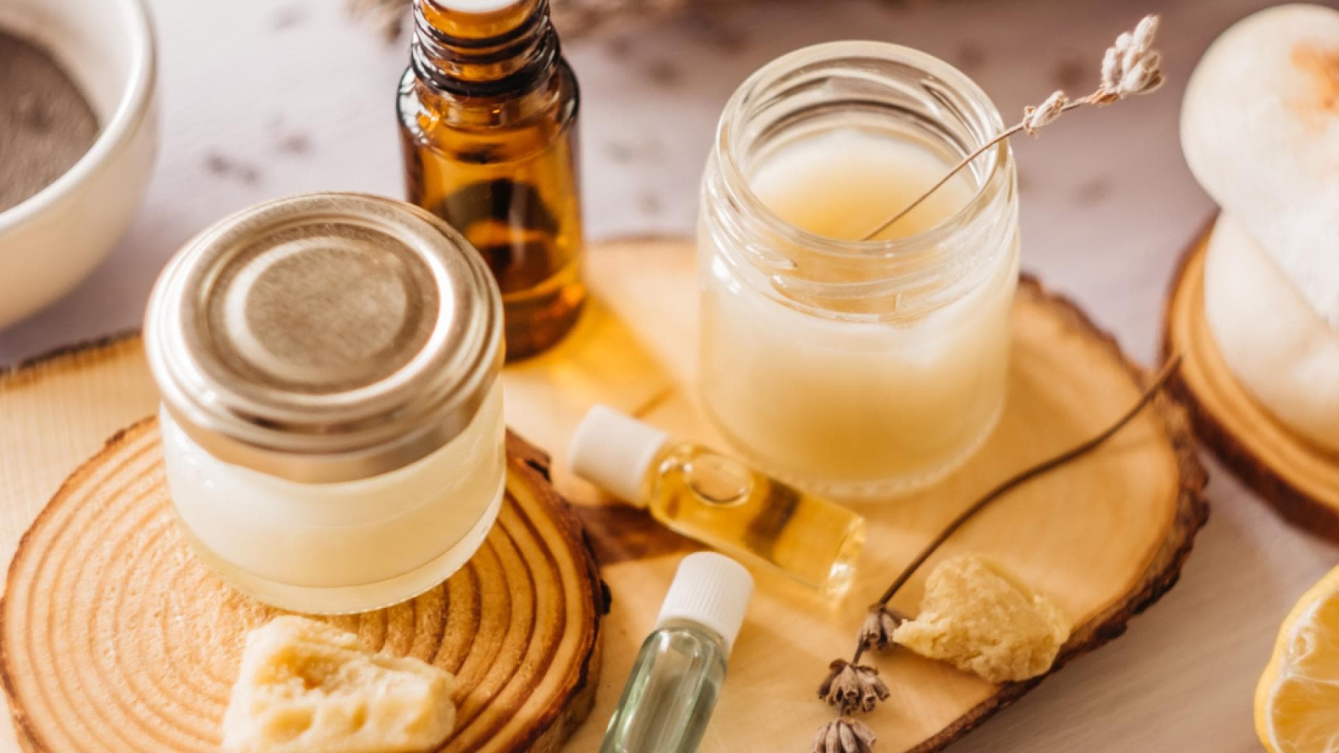Zutaten für selbstgemachte Creme auf Holzbrett