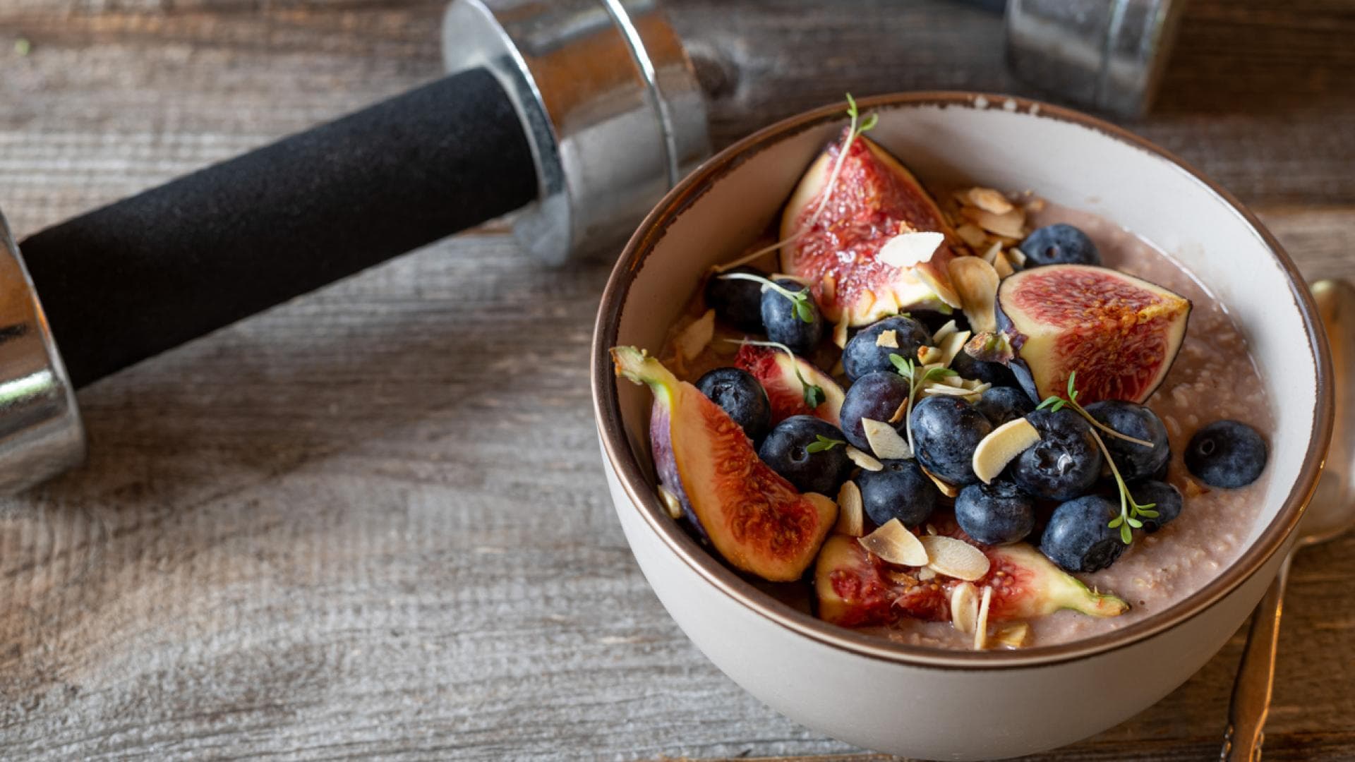 Veganes Frühstück mit Beeren