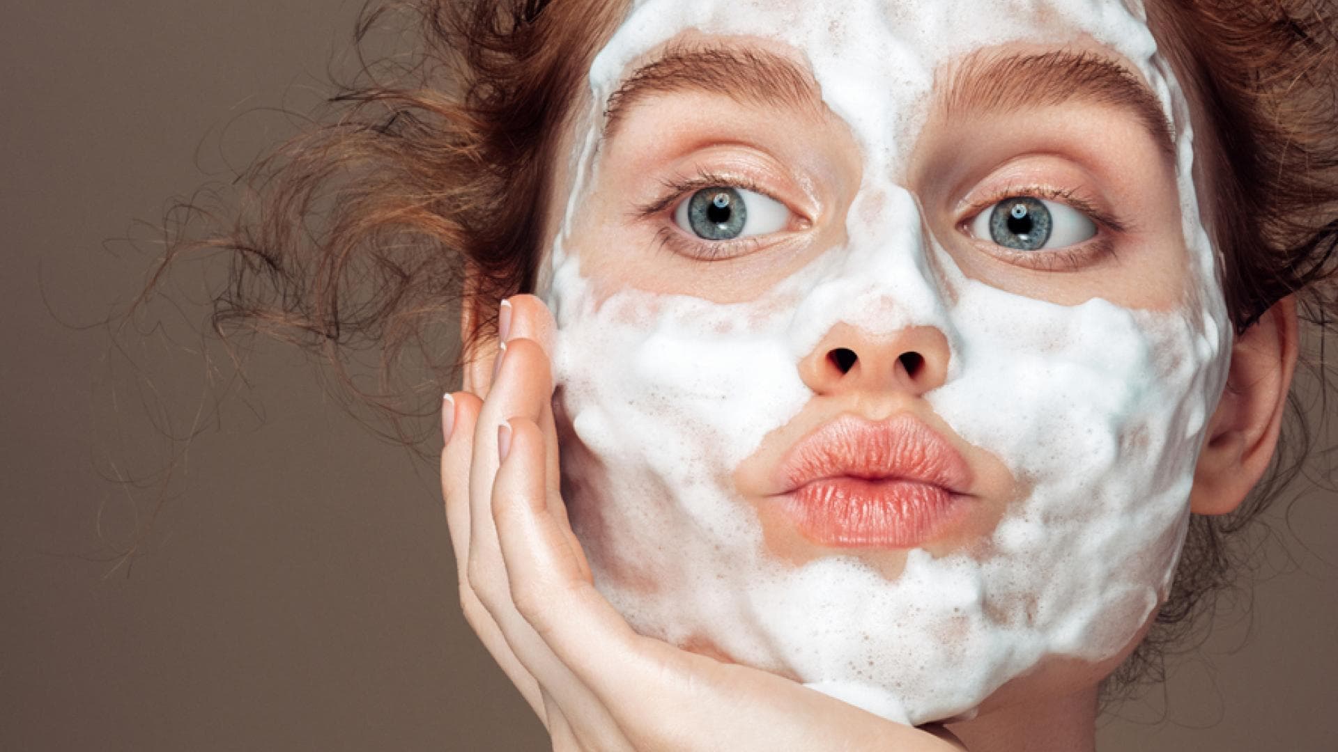 Frau mit Eiweiß- Maske