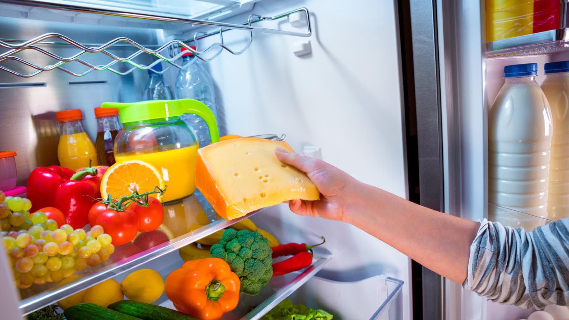 Käse wird in den Kühlschrank gelegt