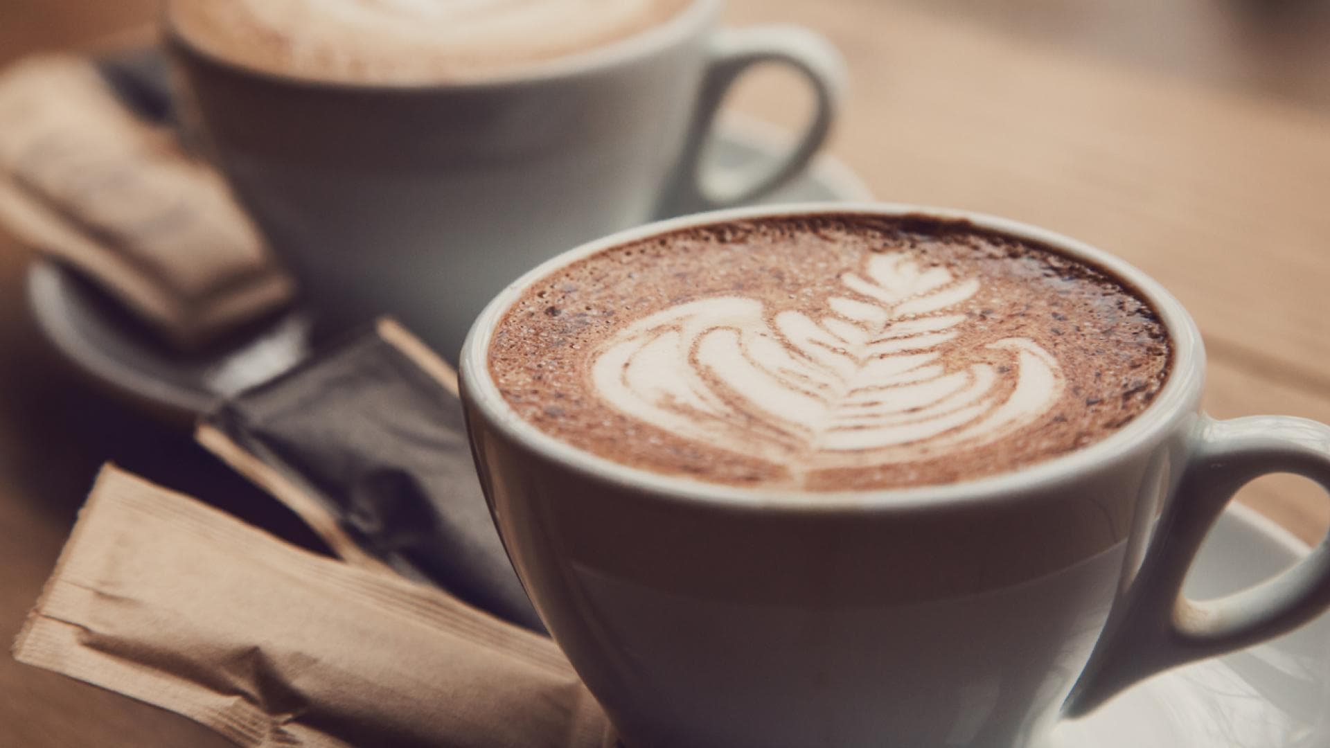 Auch aufgeschäumt kann sich Hafermilch sehen lassen. Zwei Tassen Kaffee