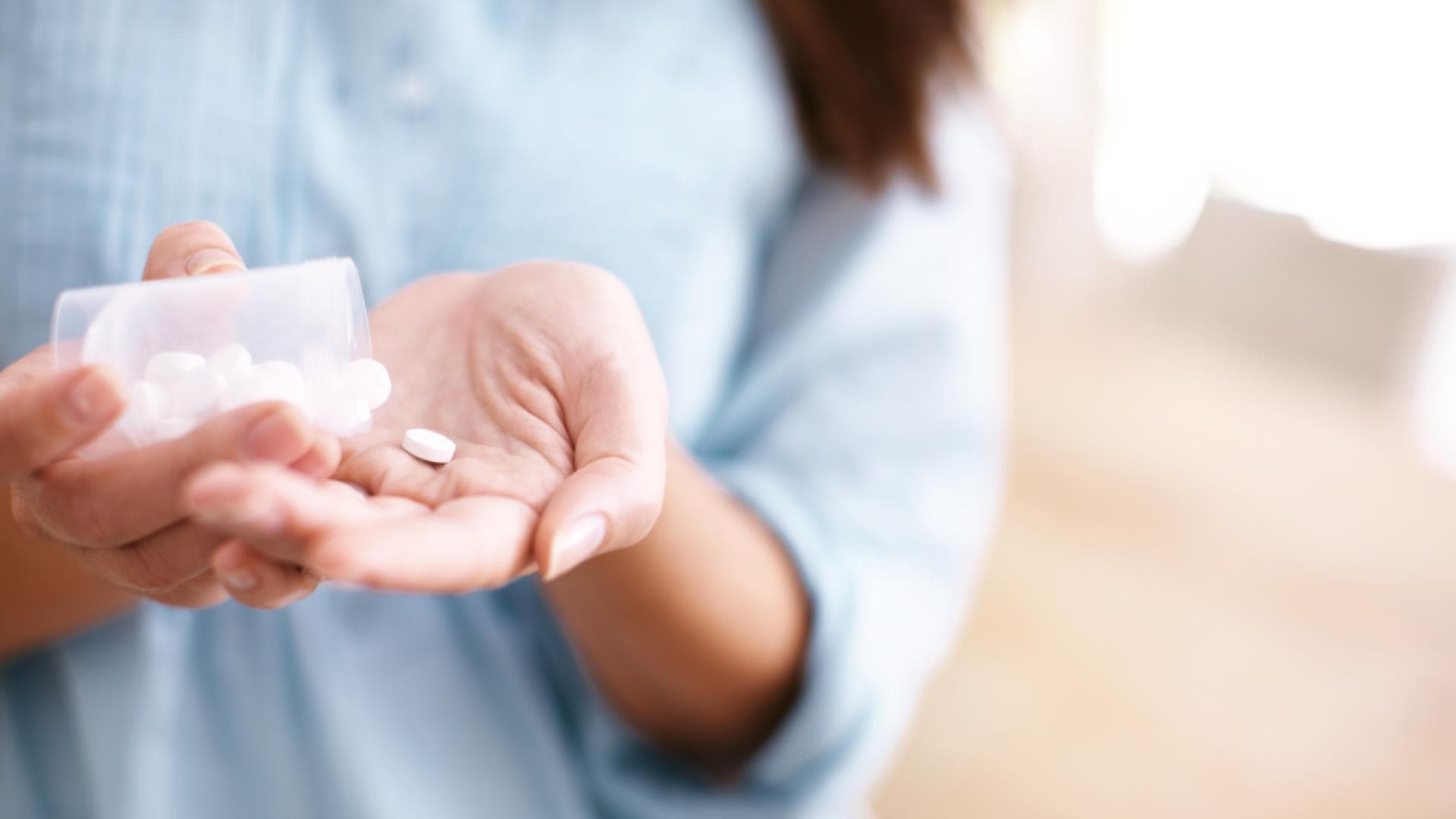 Frau nimmt Tabletten