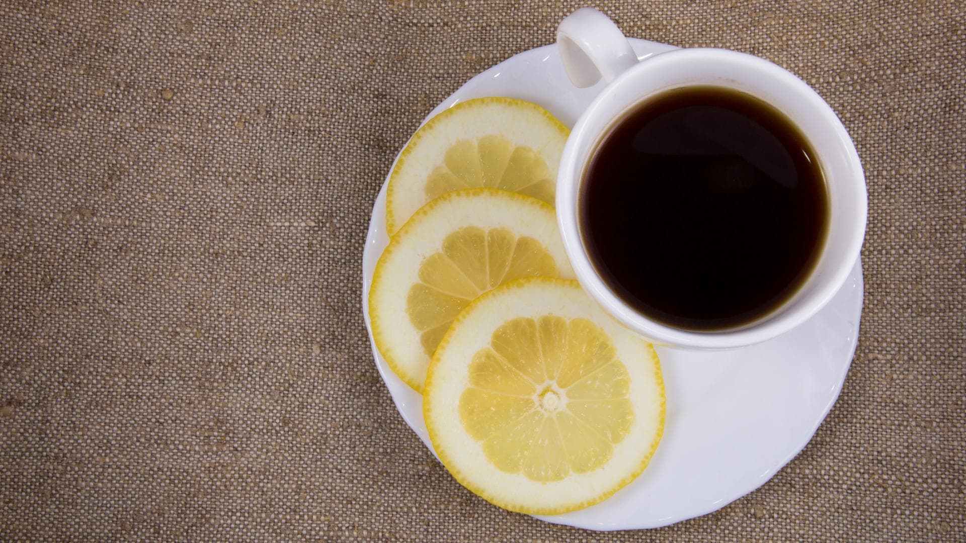 Kaffee mit Zitronen