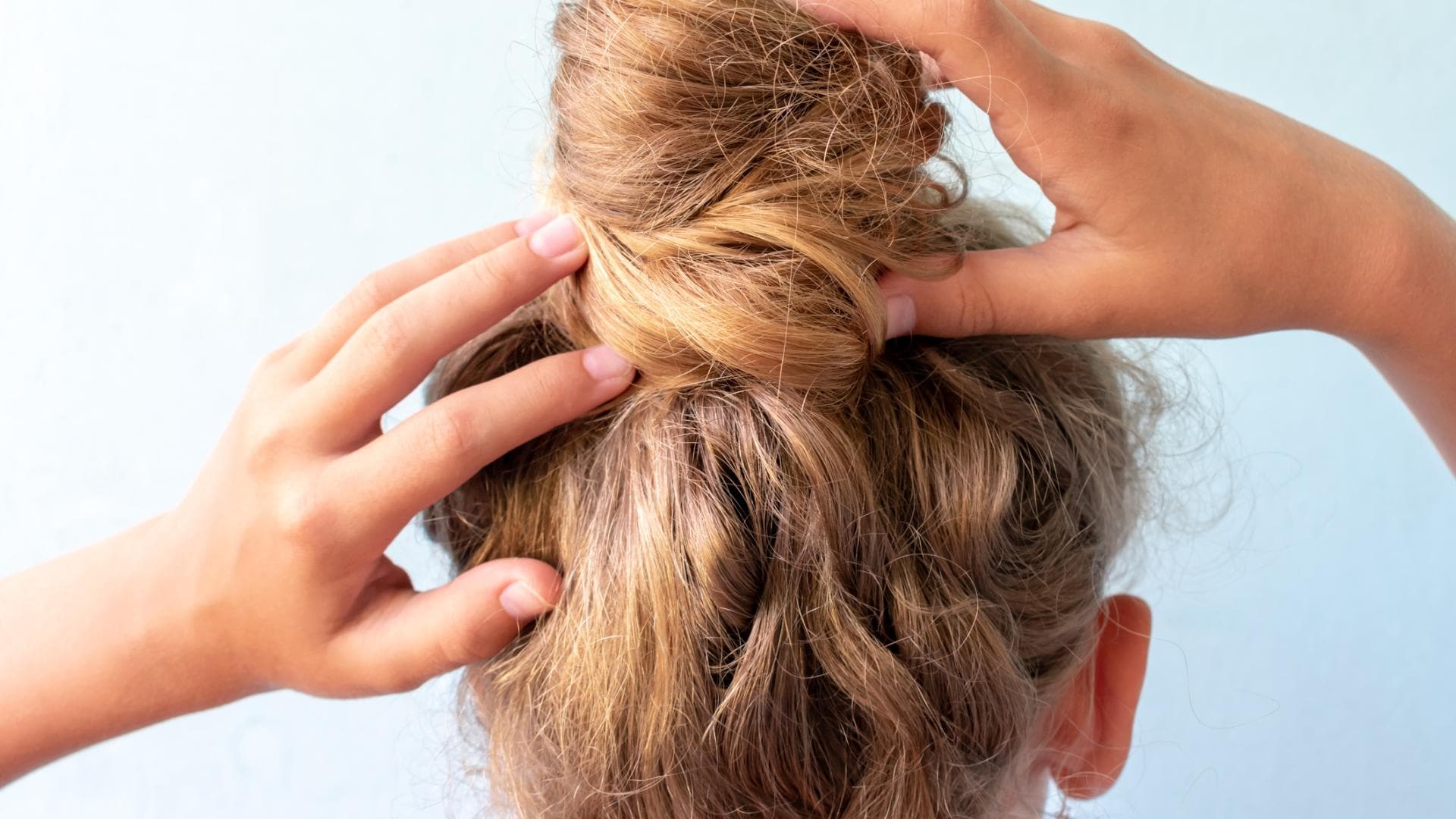 Krause Haare im Dutt