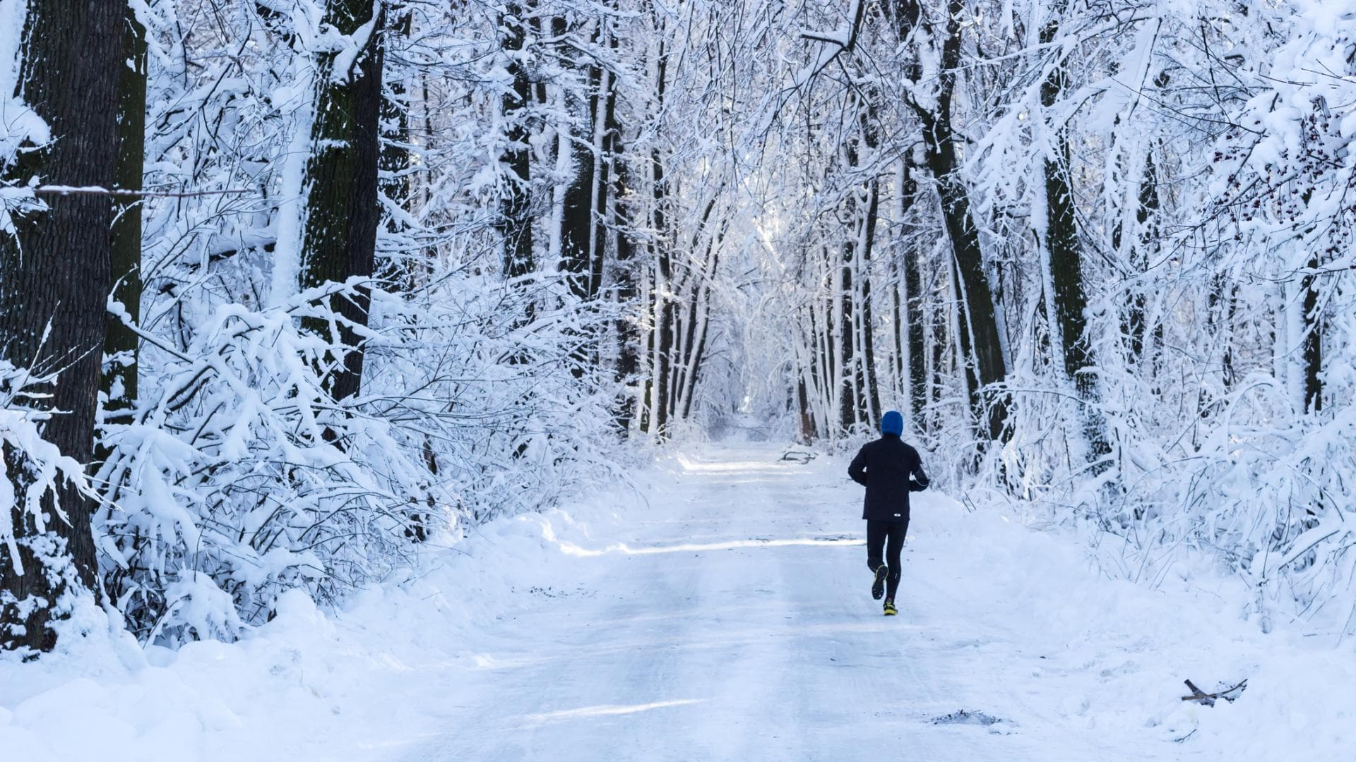 Mann joggt im Schnee