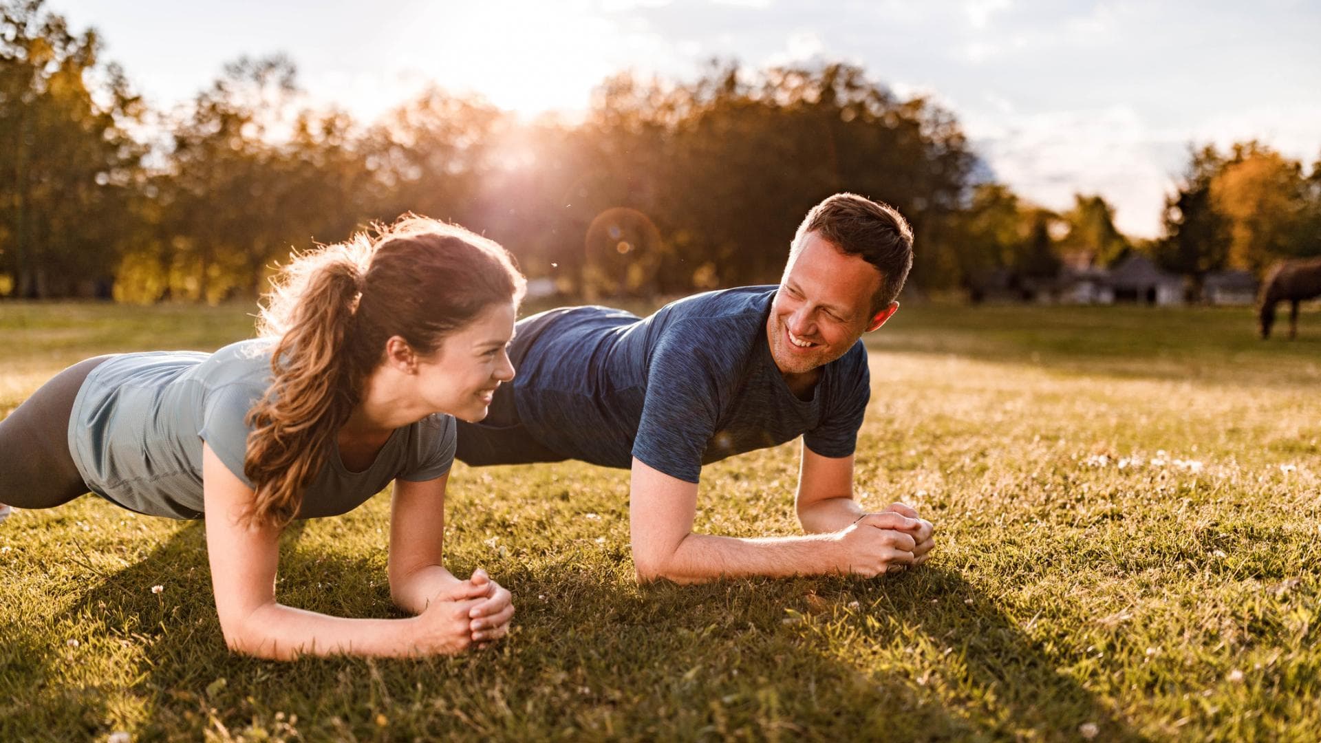 Mann und Frau machen Plank