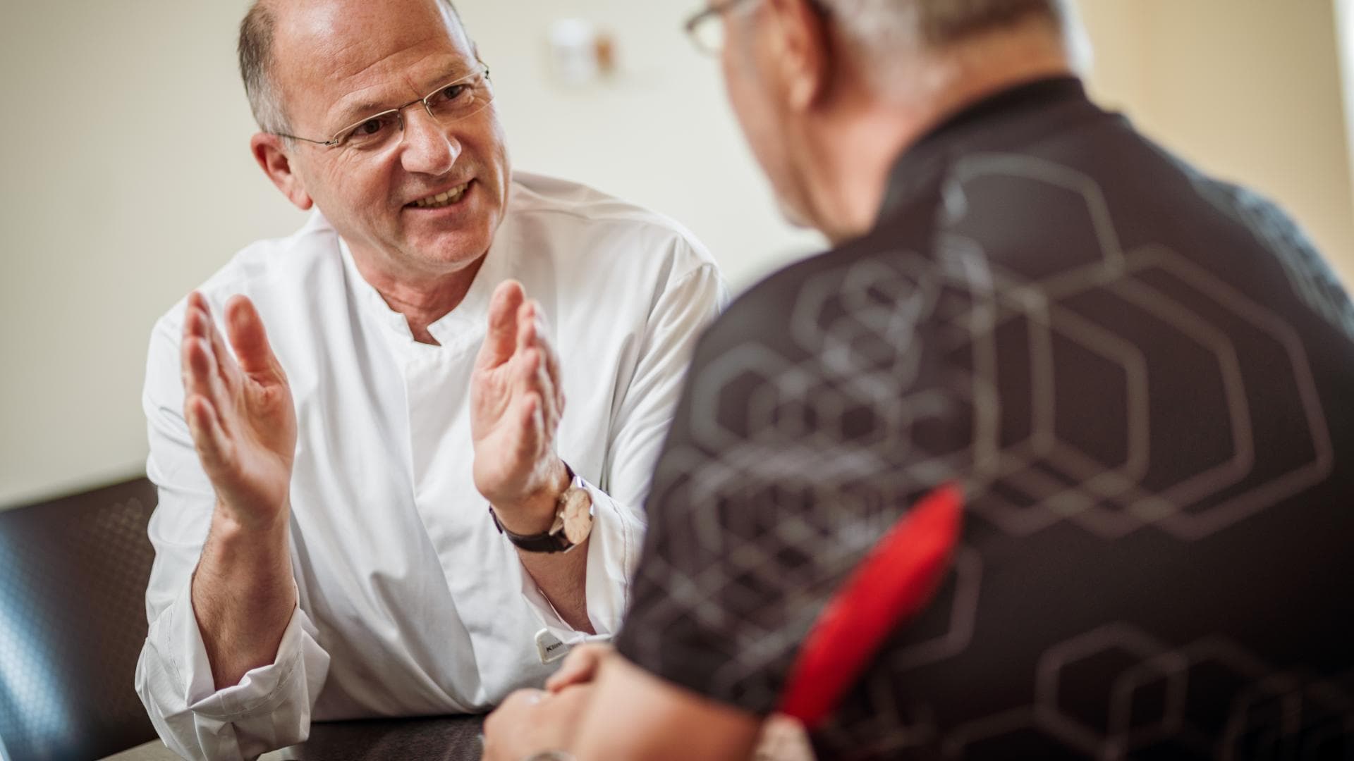 Prof. Dr. Stephan Roth im Gespräch mit Patienten Prof. Dr. Stephan Roth im Gespräch mit Patienten