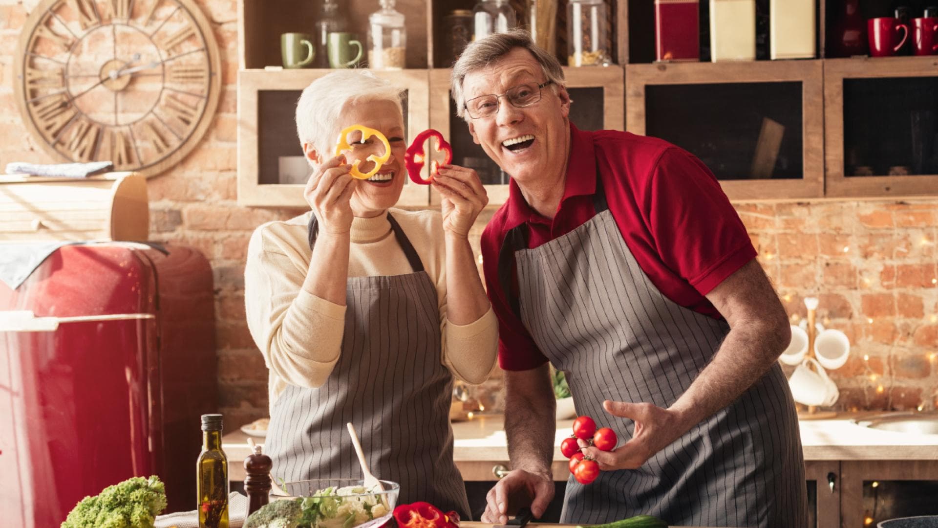Alteres Paar kocht gemeinsam