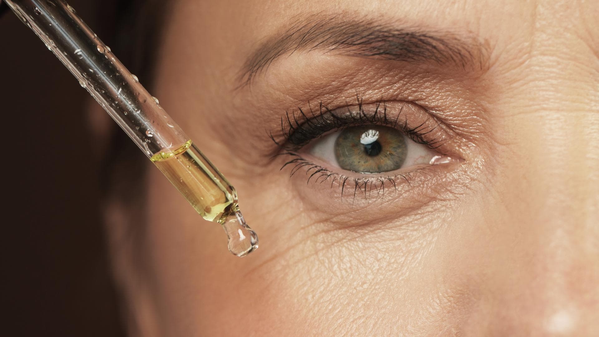 Ältere Frau nutzt Serum Ältere Frau nutzt Serum