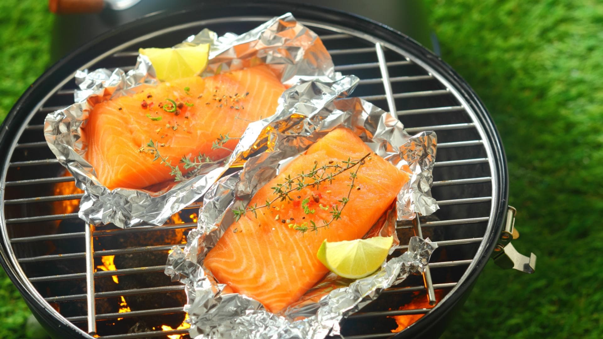 Lachs mit Zitrone in Alufolie auf Grill