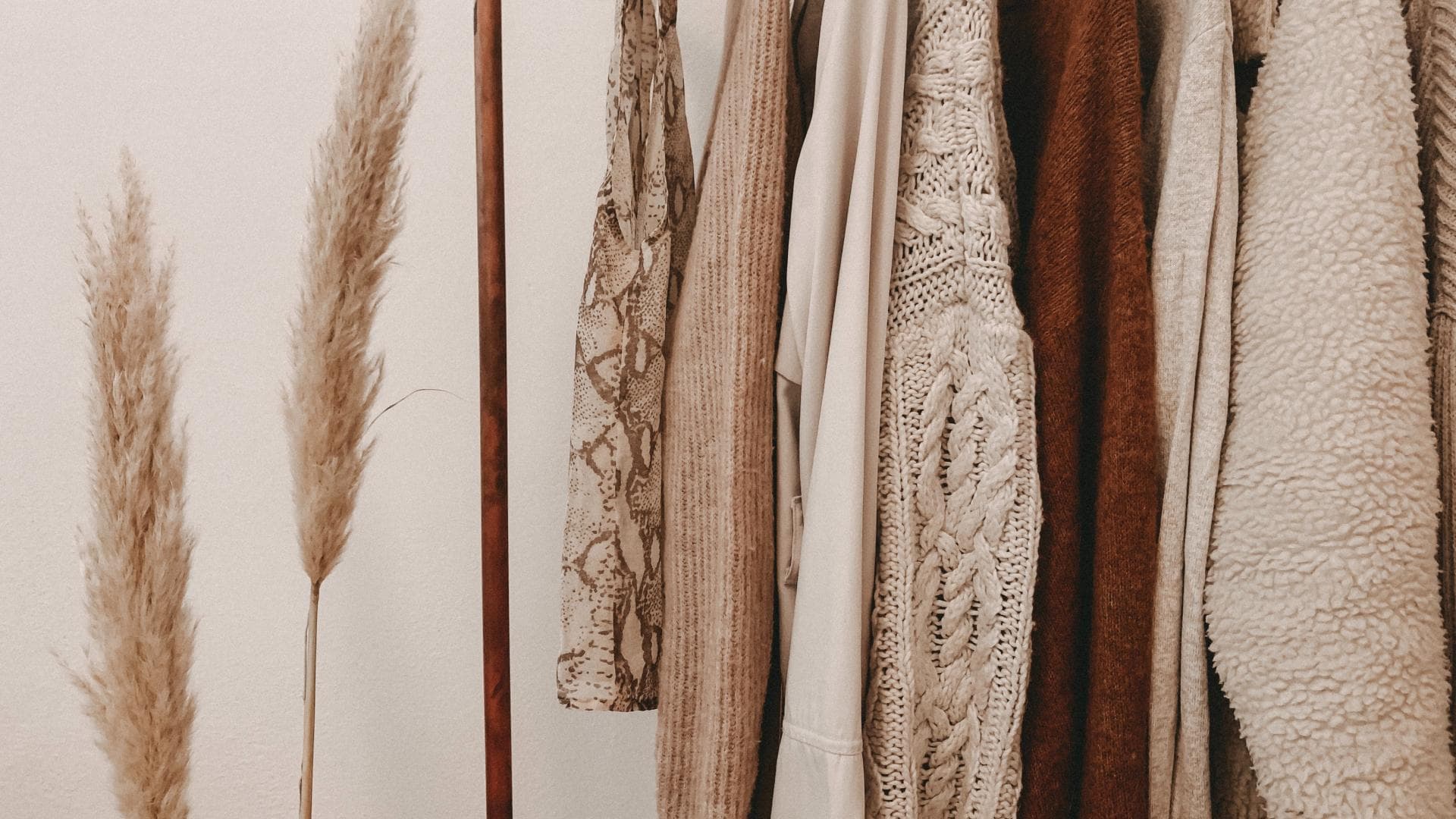 Beige Kleidungsstücke