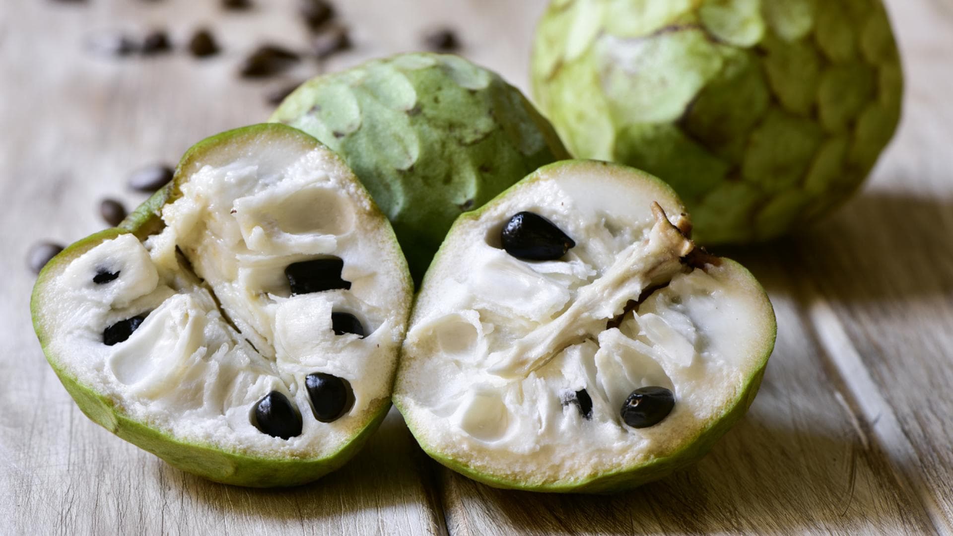 Die Cherimoya ist süß und fruchtig.