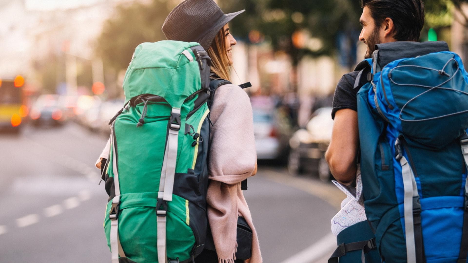 Backpacker auf Straße