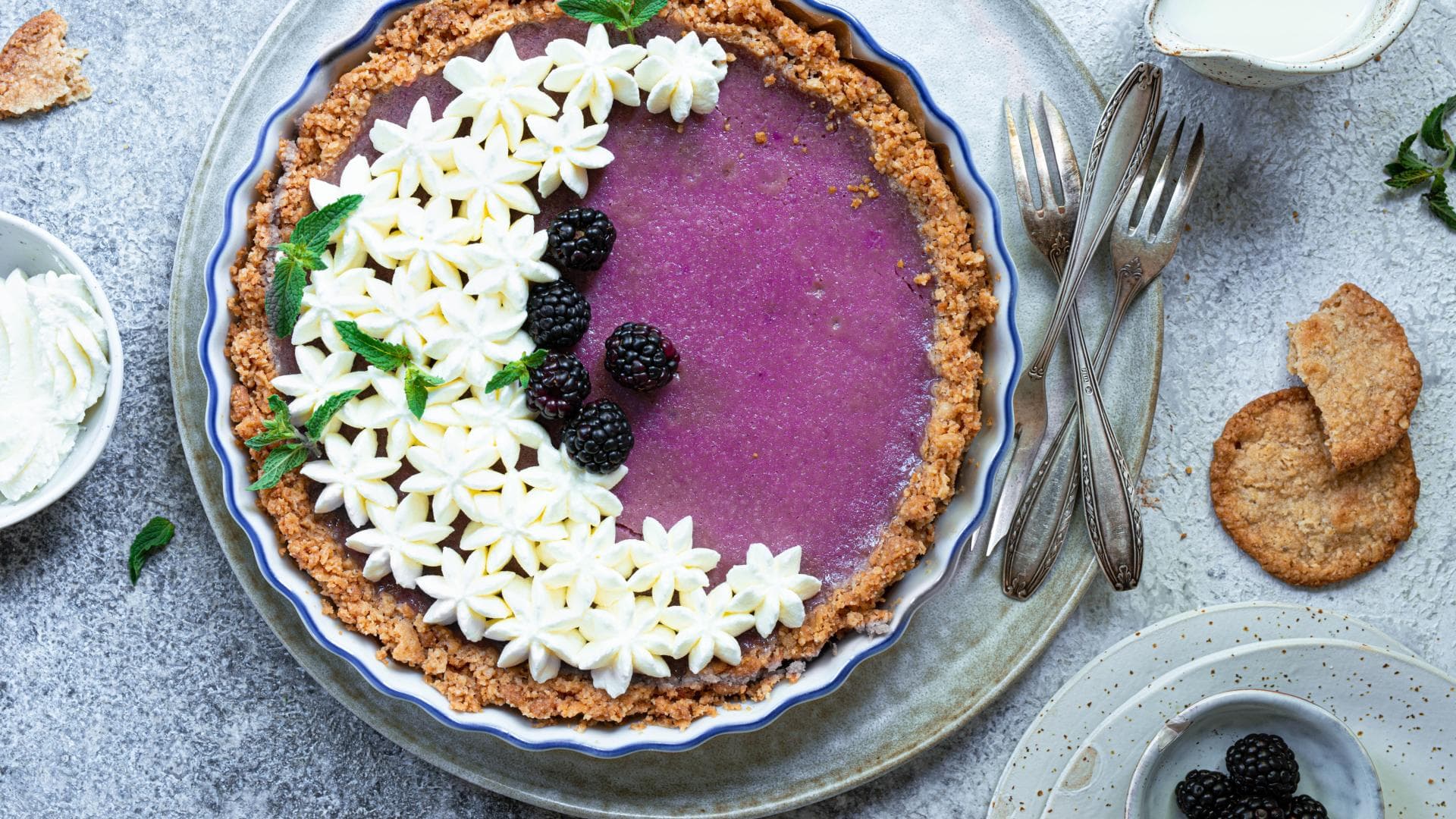 Brombeer-Cheesecake mit Müsli-Boden