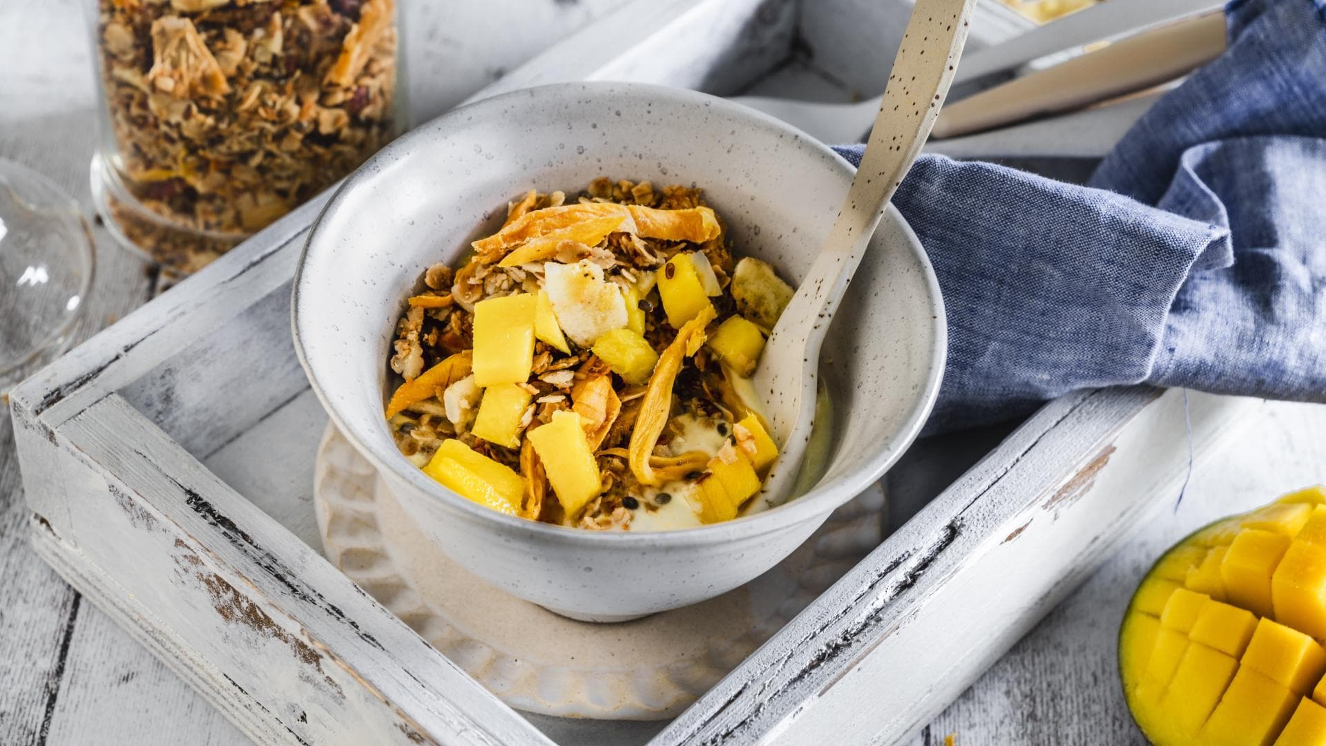 Tropisches Granola mit Kurkuma-Tonka-Joghurt