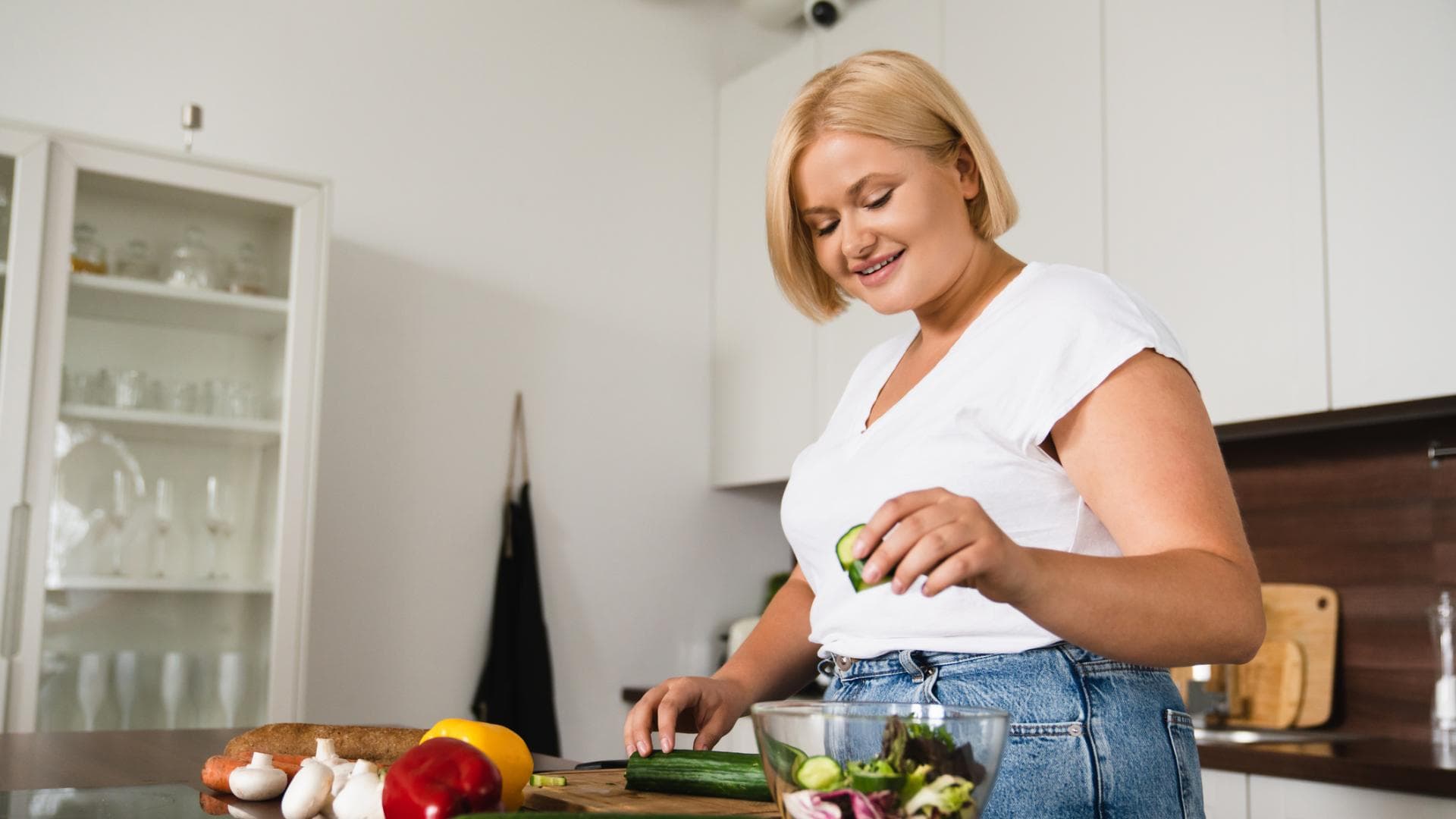 Frau macht Salat