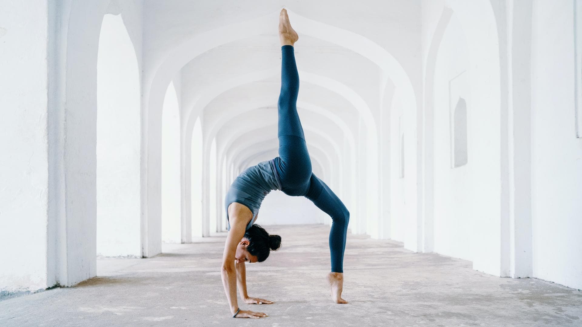 Frau macht Yoga