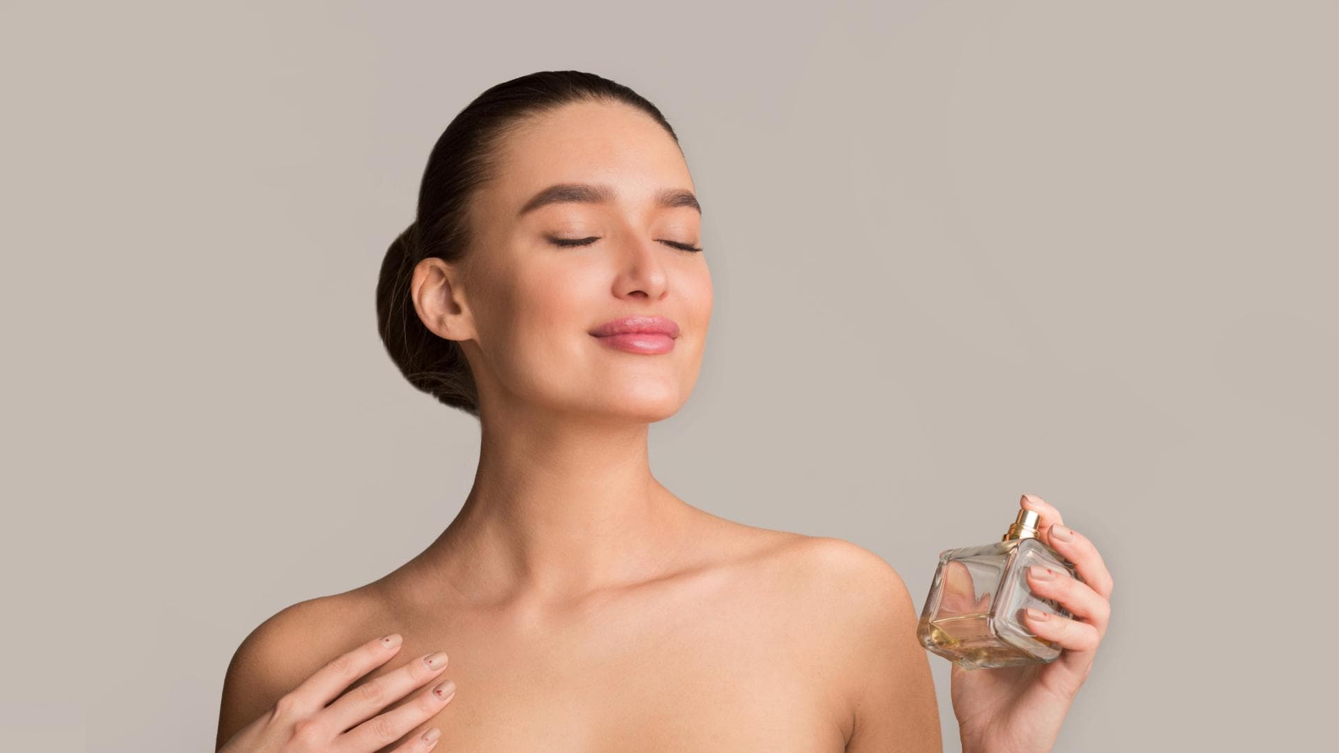 Frau trägt Parfum auf Frau trägt Parfum auf