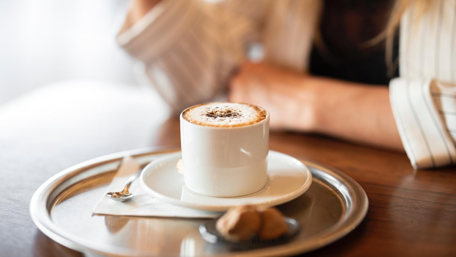 Frau trinkt Kaffee