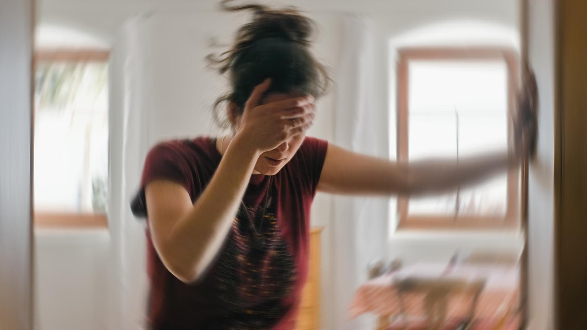 Ein Schlaganfall macht sich meist durch plötzliche Lähmungen, Sehprobleme oder Sprachstörungen bemerkbar. Typische Symptome eines Schlaganfalls sind plötzliche Schwäche oder Lähmung.