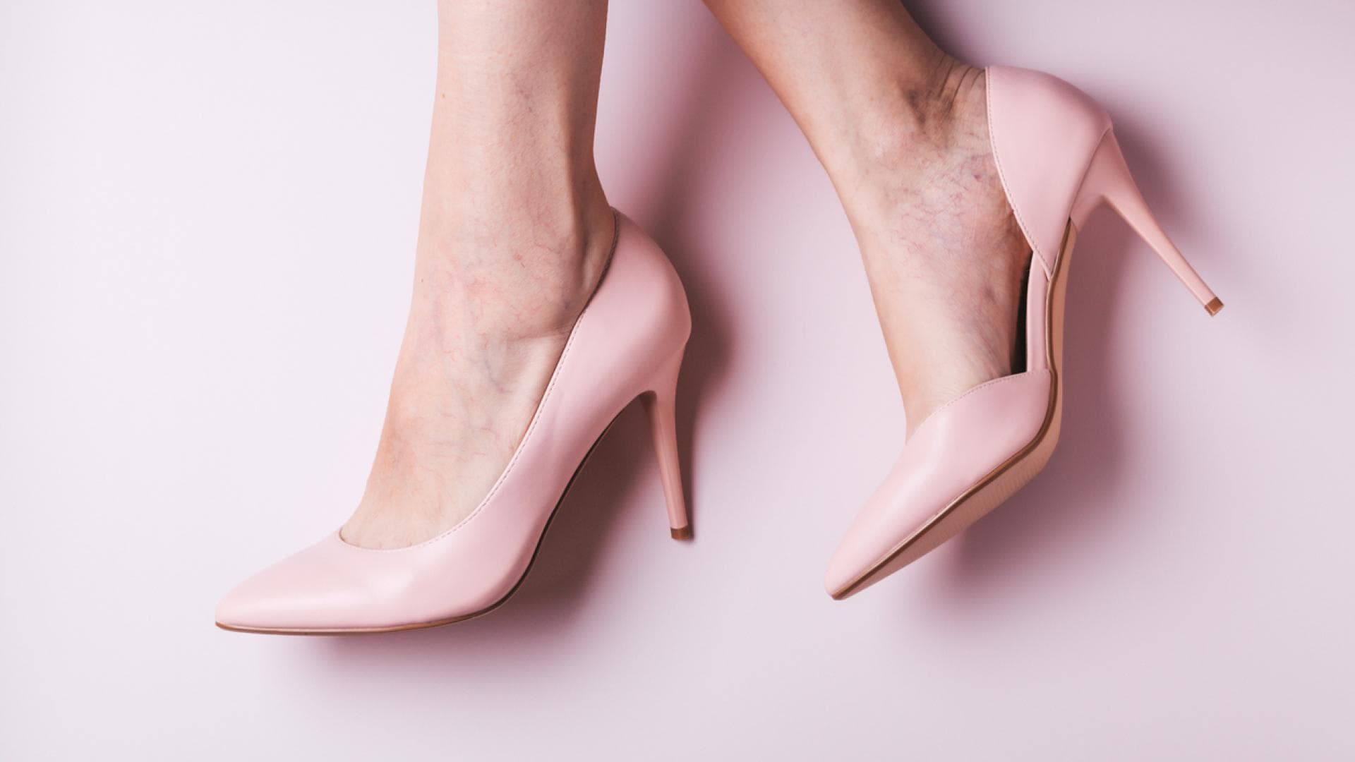 Frau in Pumps mit Besenreisern
