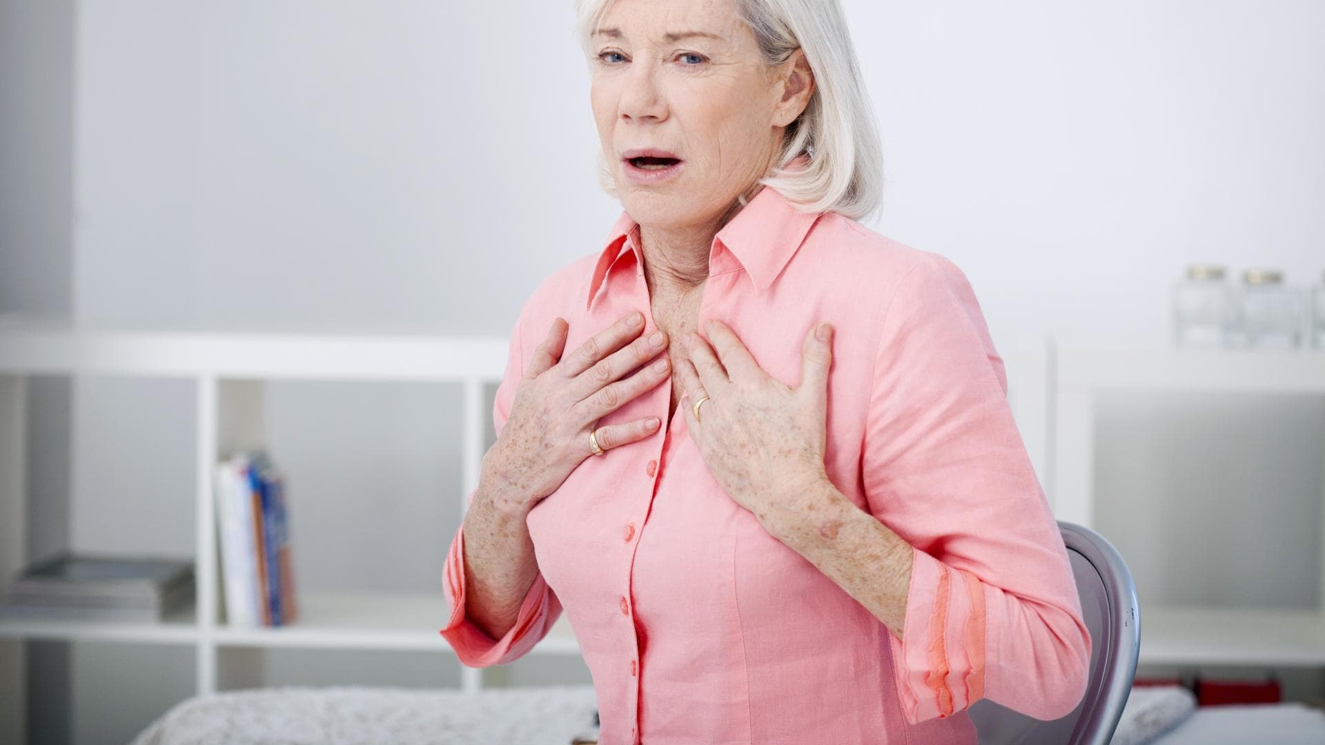 Frau mit Rippenfellentzündung hat Probleme beim Atmen.jpg