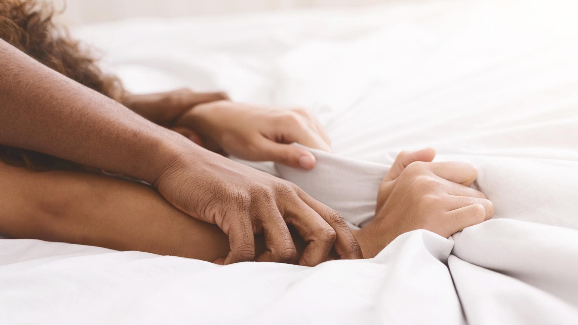 Frau und Mann beim Orgasmus