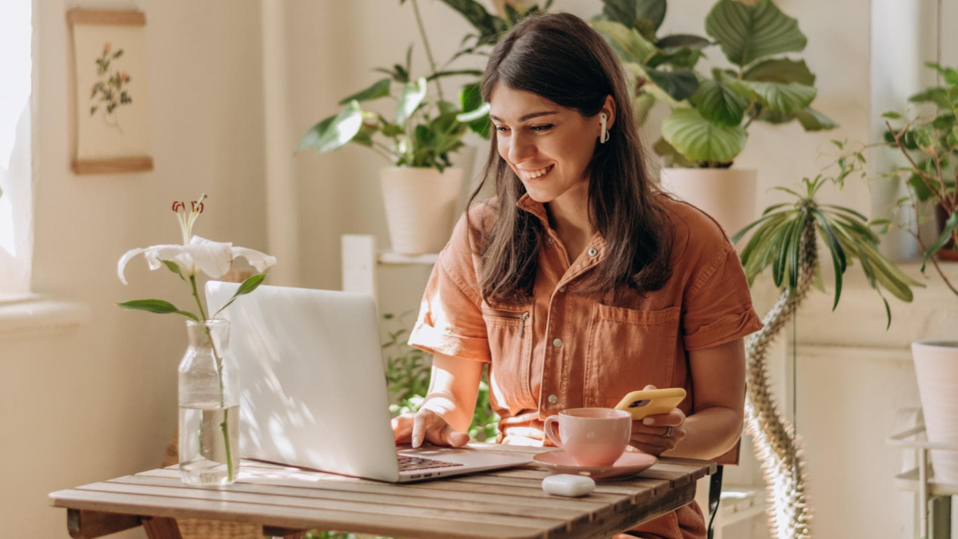 Frau sitzt im Homeoffice