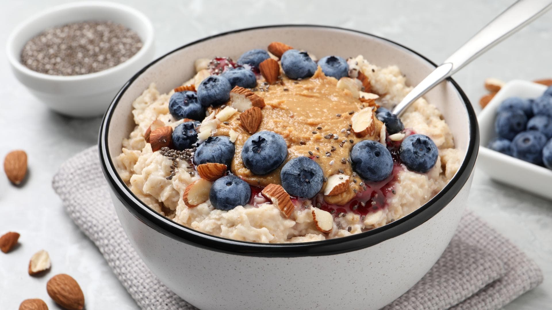 Haferbrei mit Nussmus, Beeren und Mandeln